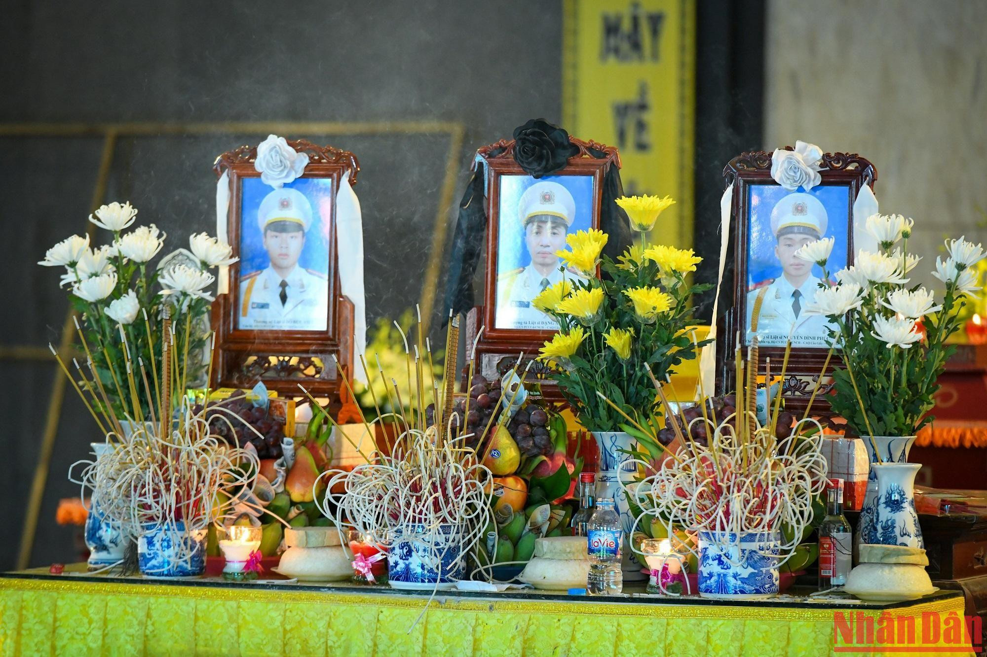 Sáng nay (5/8), đông đảo người thân, đồng chí, đồng nghiệp và bạn bè của 3 liệt sĩ - 3 chiến sĩ cứu hỏa hy sinh trong khi làm nhiệm vụ tại quận Cầu Giấy đã có mặt tại Nhà tang lễ Bệnh viện 19-8 (Bộ Công an) để tiễn đưa các anh về nơi an nghỉ cuối cùng.