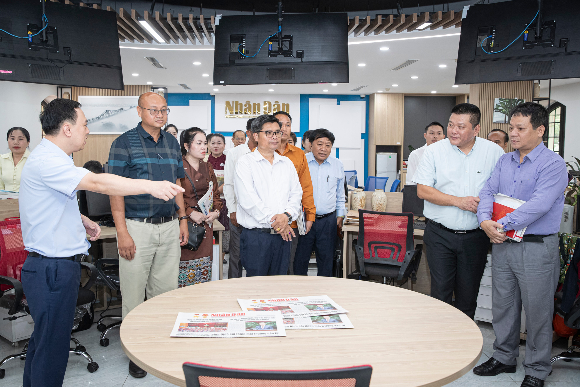 Các đại biểu tham quan Tòa soạn hội tụ Nhân Dân điện tử.
