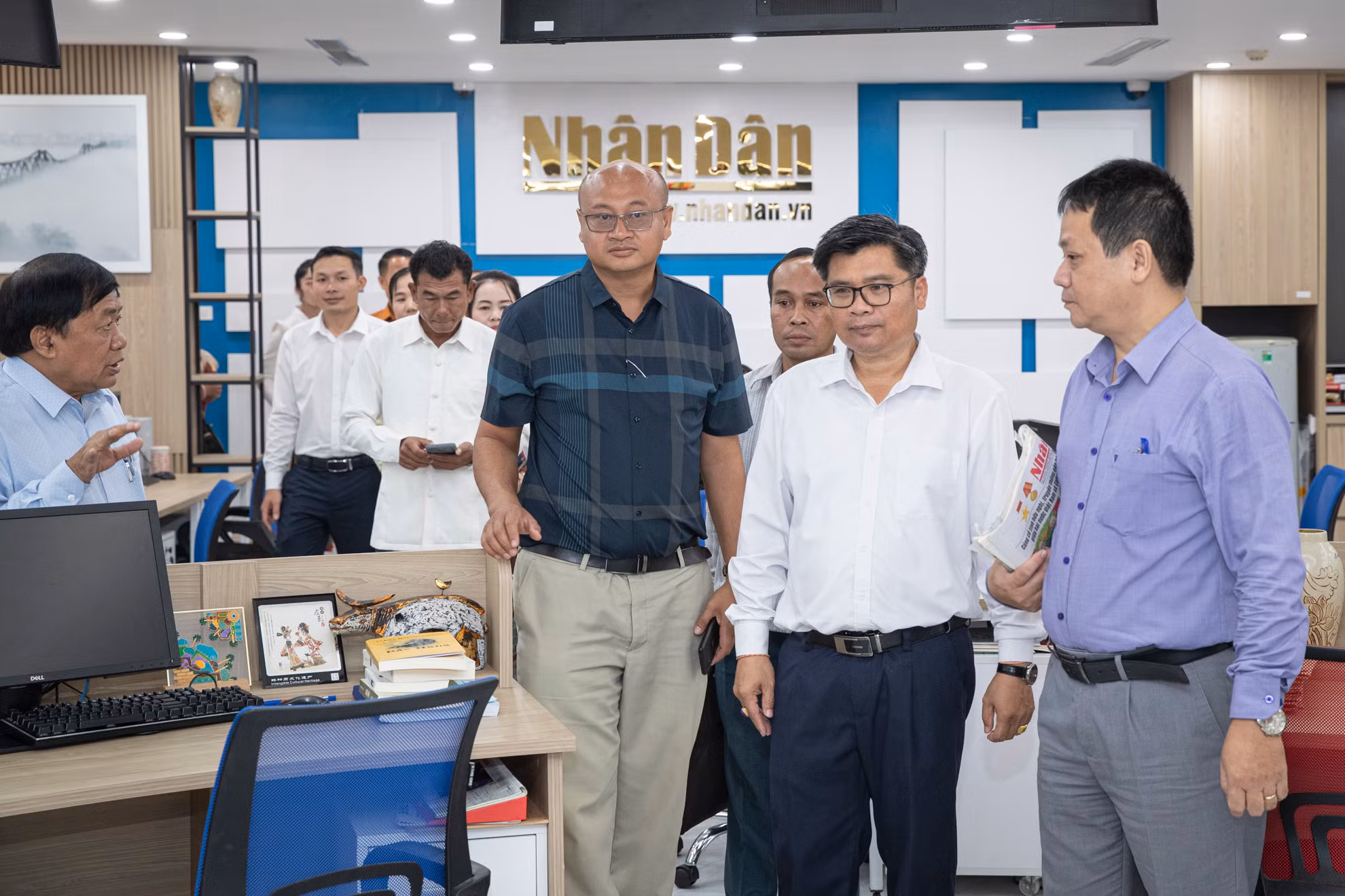 Đồng chí Phạm Song Hà và các thành viên trong đoàn cán bộ quản lý báo chí Lào tham quan mô hình Tòa soạn hội tụ Nhân Dân điện tử. Đồng chí Phạm Song Hà và các thành viên trong đoàn cán bộ quản lý báo chí Lào tham quan mô hình Tòa soạn hội tụ Nhân Dân điện tử.