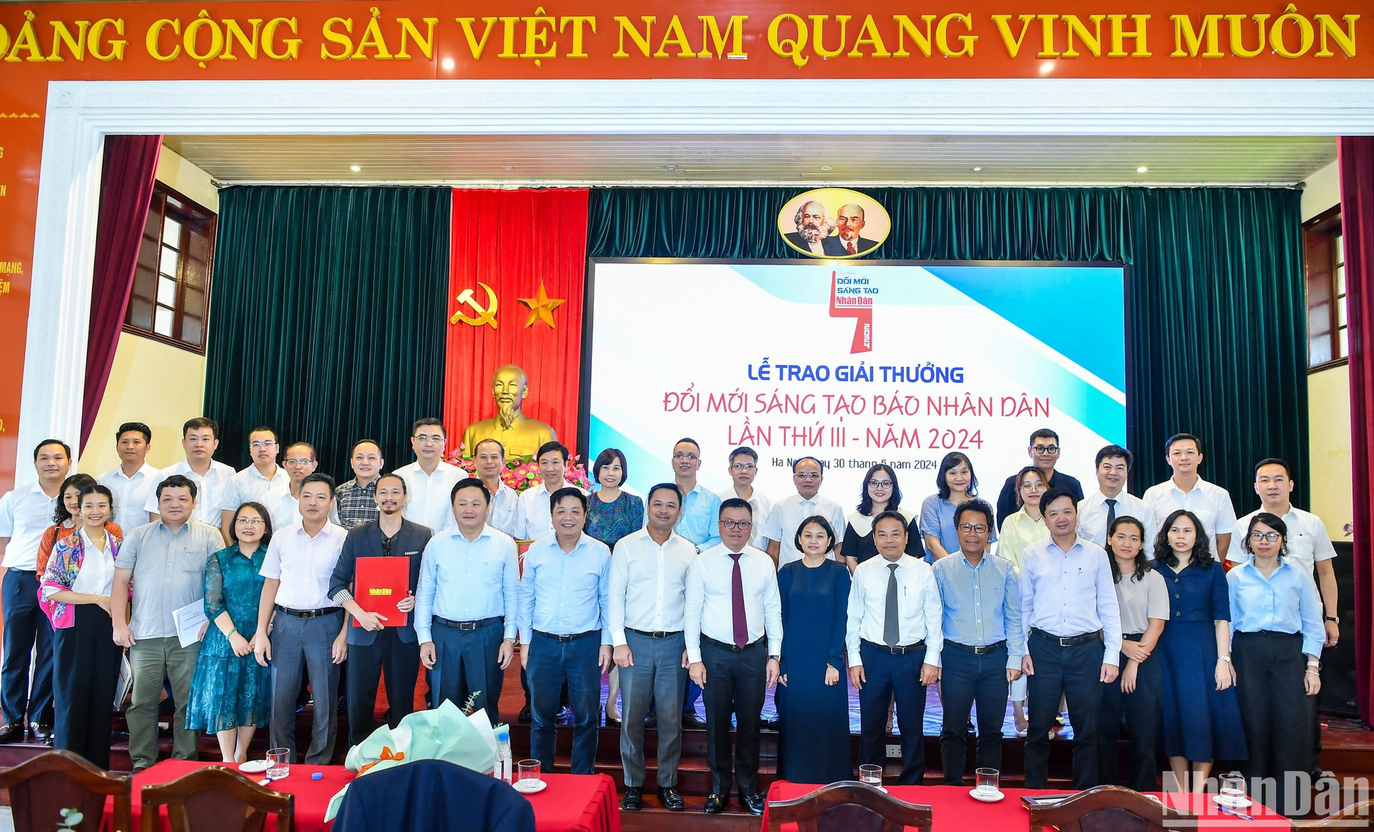 Các đại biểu chụp ảnh lưu niệm.