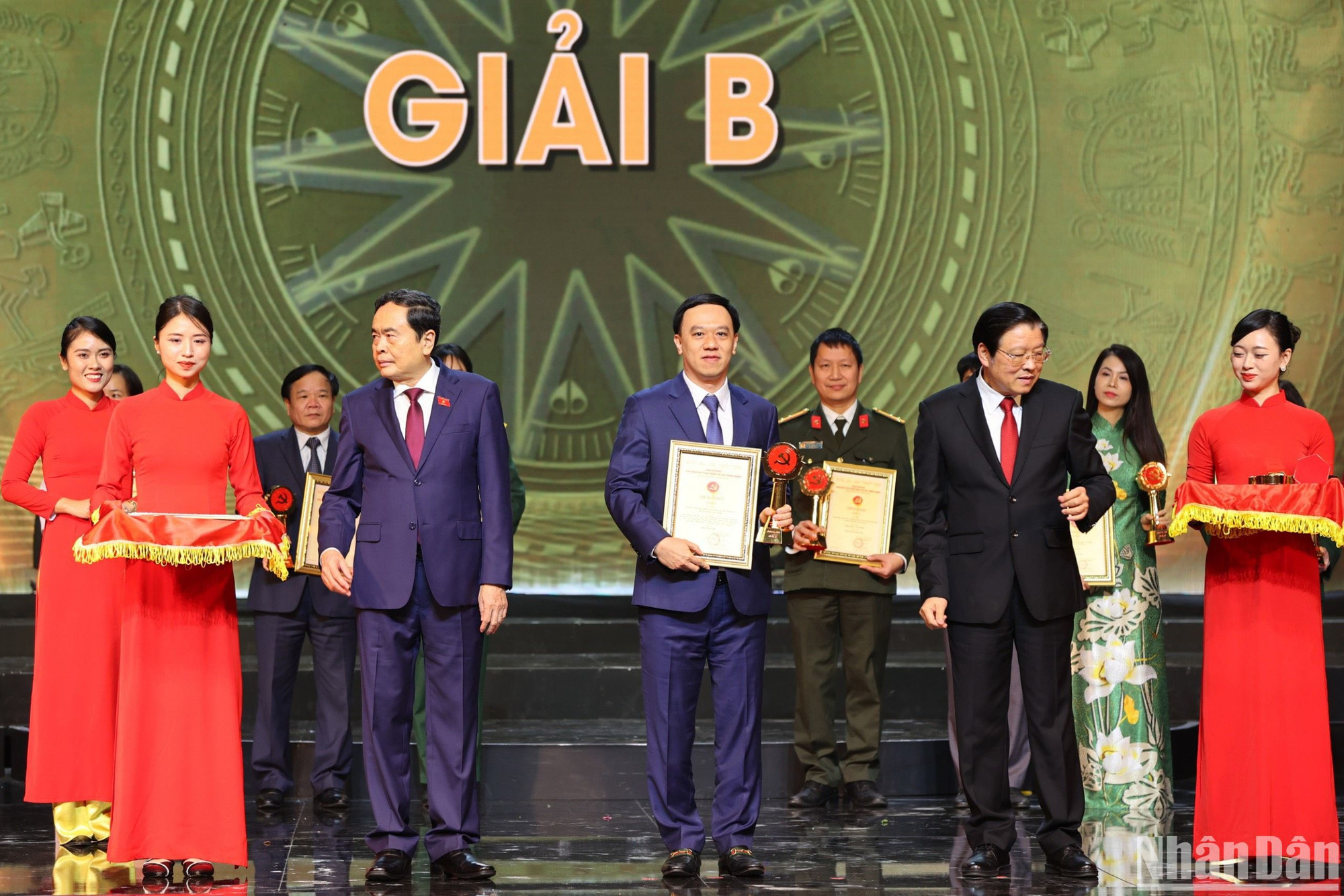 Phó Chủ tịch Thường trực Quốc hội Trần Thanh Mẫn và Trưởng Ban Nội chính Trung ương Phan Đình Trạc trao giải B cho đại diện nhóm tác giả Báo Nhân Dân. (Ảnh: NHẬT QUANG)