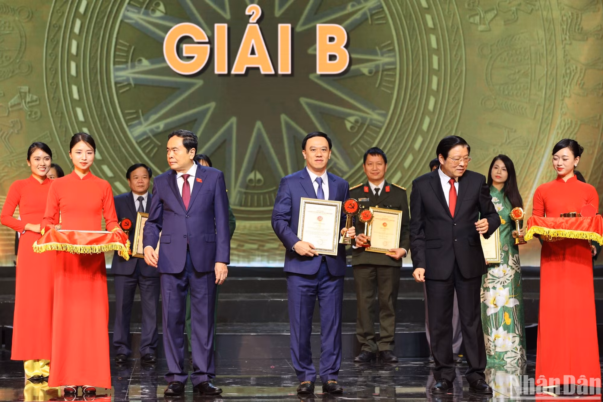 Phó Chủ tịch Thường trực Quốc hội Trần Thanh Mẫn và Trưởng Ban Nội chính Trung ương Phan Đình Trạc trao giải B cho đại diện nhóm tác giả Báo Nhân Dân. (Ảnh: NHẬT QUANG)