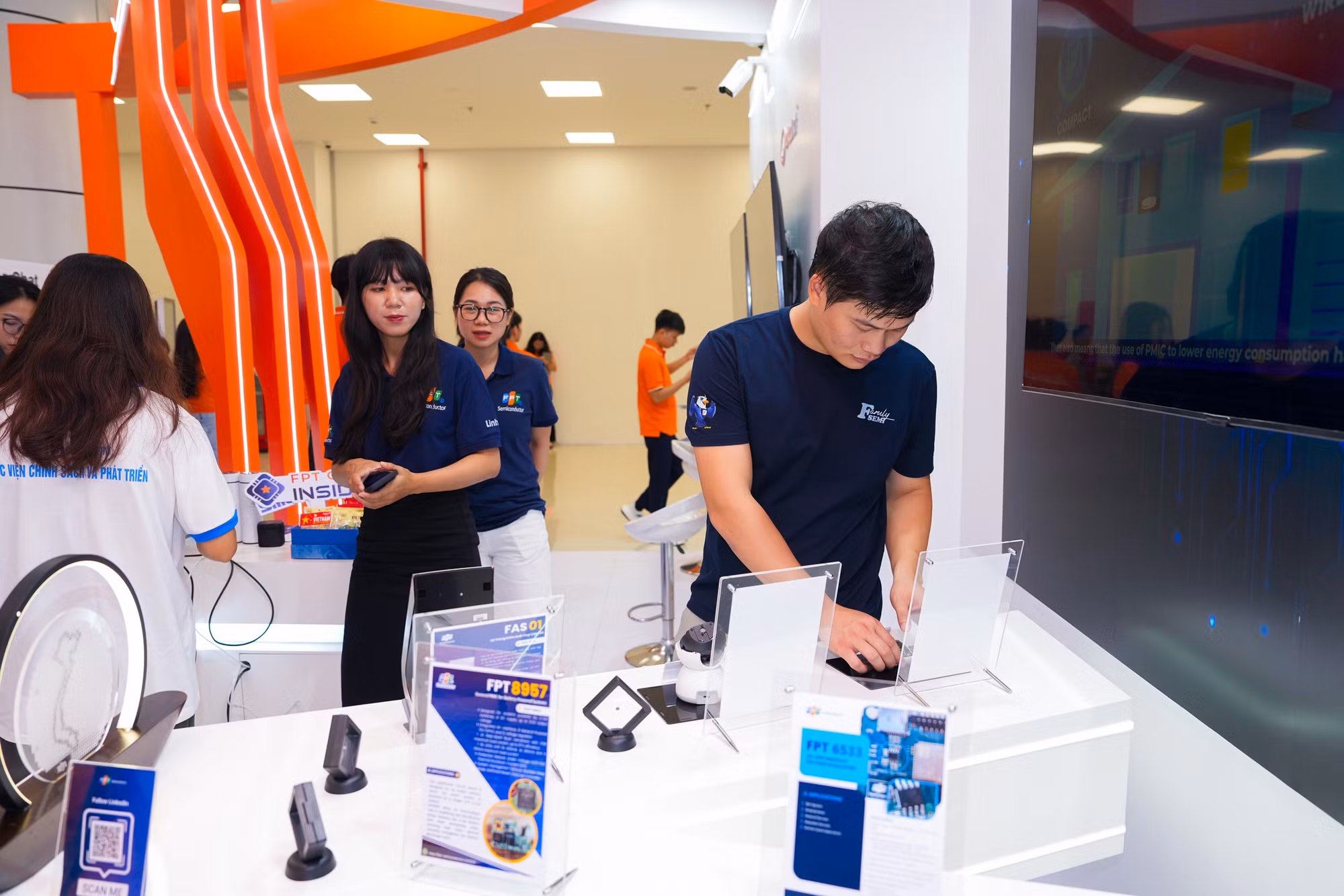 Gian hàng của Tập đoàn FPT trưng bày các giải pháp AI và bán dẫn nổi bật, trong đó, hệ sinh thái bán dẫn - FPT Semiconductors thể hiện thông qua các sản phẩm trưng bày được tích hợp chip nguồn của FPT bên trong.