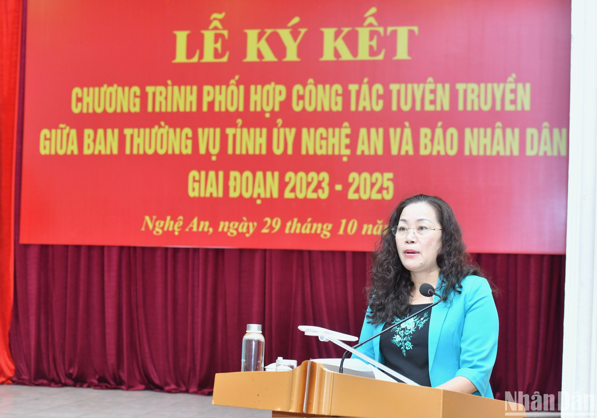Trưởng Ban Tuyên giáo Tỉnh ủy Nghệ An Nguyễn Thị Thu Hường báo cáo tóm tắt chương trình phối hợp tuyên truyền giữa Báo Nhân Dân và Ban Thường vụ Tỉnh ủy Nghệ An giai đoạn 2023-2025.