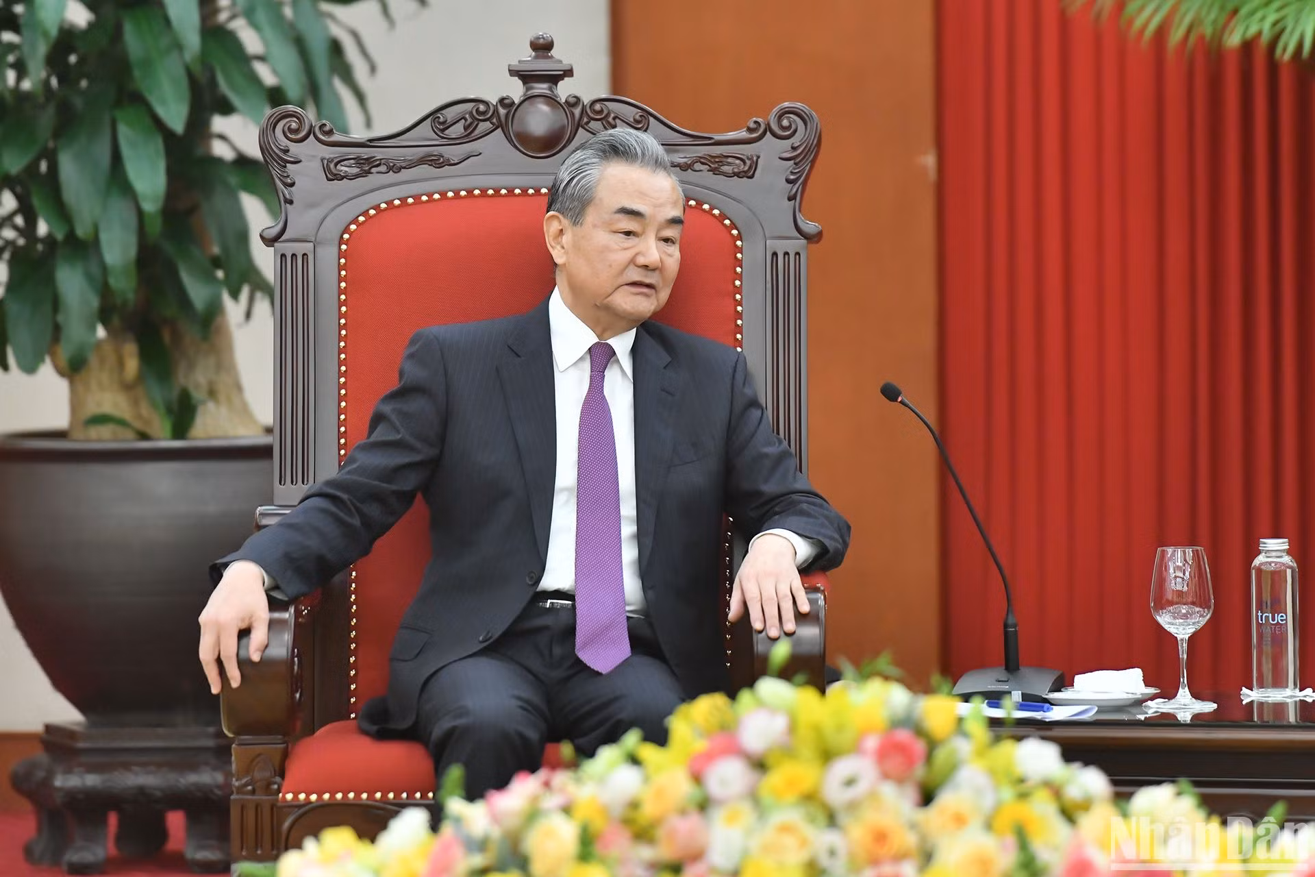 Đồng chí Vương Nghị, Ủy viên Bộ Chính trị, Chủ nhiệm Văn phòng Ủy ban công tác Đối ngoại Trung ương Đảng Cộng sản Trung Quốc, Bộ trưởng Ngoại giao Trung Quốc phát biểu tại buổi tiếp.