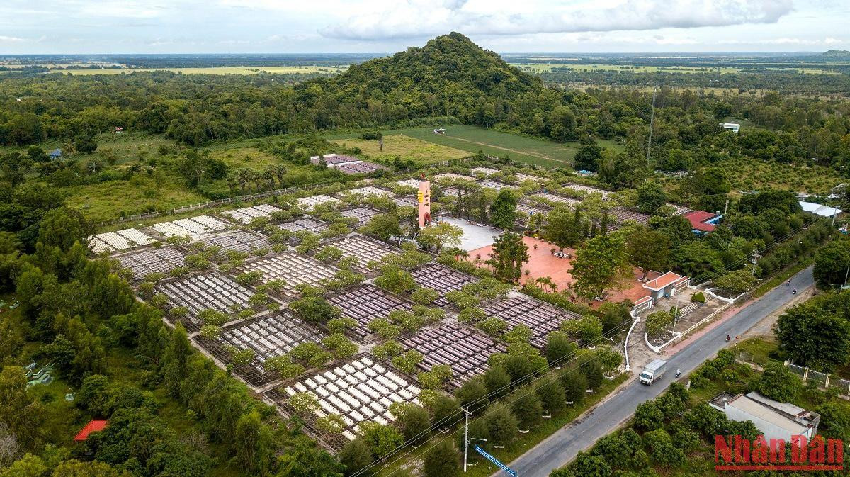 Nghĩa trang liệt sĩ Dốc Bà Đắc có tổng diện tích hơn 35.000m2, được xây dựng vào năm 1986. Được mệnh danh là nghĩa trang Trường Sơn của vùng Bảy Núi An Giang, nơi đây đã quy tập hơn 8.000 ngôi mộ của các chiến sĩ ở cả 3 miền bắc - trung - nam hy sinh qua các thời kỳ chiến tranh; trong đó phần lớn là quân tình nguyện Việt Nam ngã xuống trong cuộc chiến tranh bảo vệ biên giới Tây Nam và cuộc chiến chống chế độ diệt chủng Pol Pot. Nghĩa trang liệt sĩ Dốc Bà Đắc có tổng diện tích hơn 35.000m2, được xây dựng vào năm 1986. Được mệnh danh là nghĩa trang Trường Sơn của vùng Bảy Núi An Giang, nơi đây đã quy tập hơn 8.000 ngôi mộ của các chiến sĩ ở cả 3 miền bắc - trung - nam hy sinh qua các thời kỳ chiến tranh; trong đó phần lớn là quân tình nguyện Việt Nam ngã xuống trong cuộc chiến tranh bảo vệ biên giới Tây Nam và cuộc chiến chống chế độ diệt chủng Pol Pot.