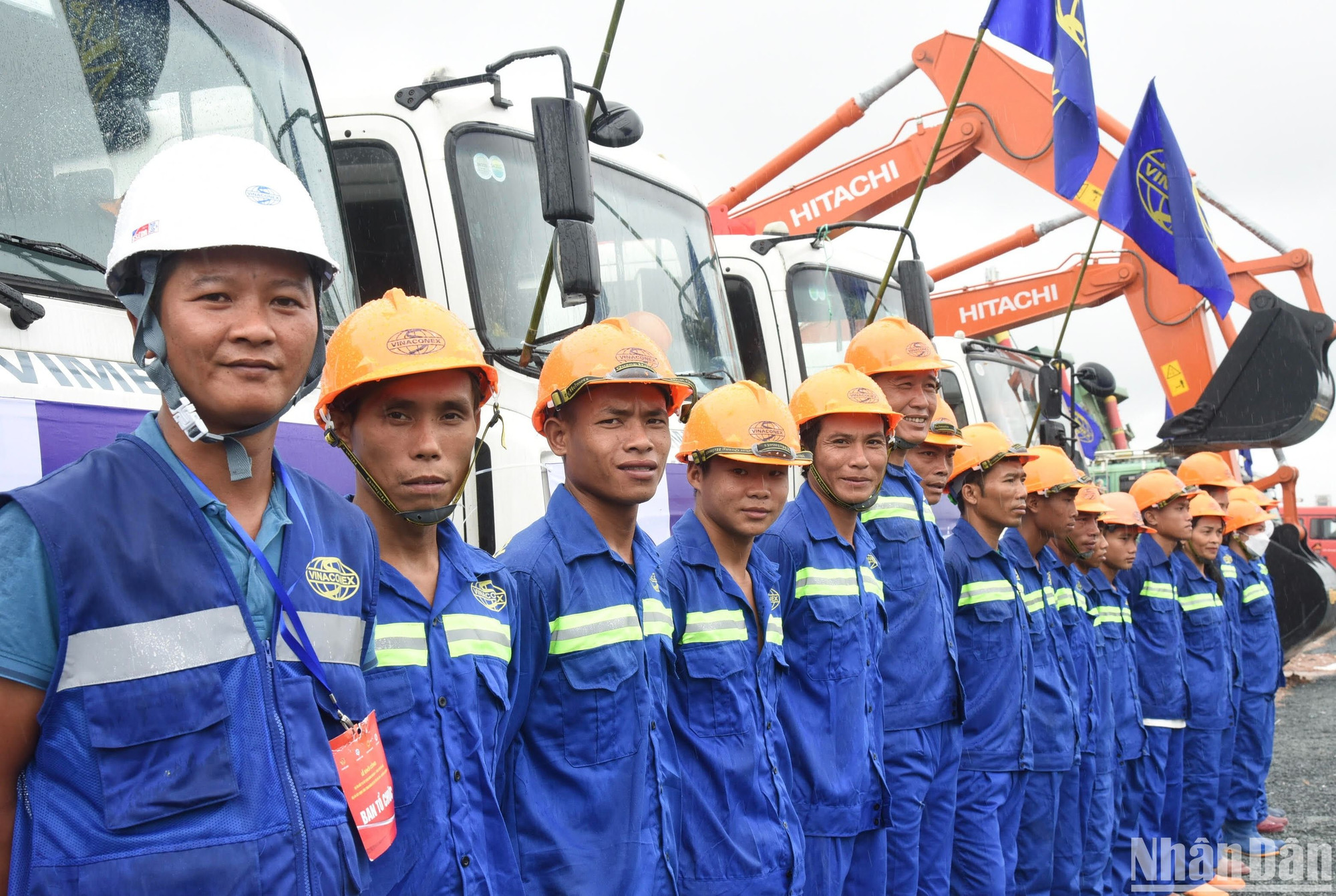 Công nhân và các phương tiện máy móc tham gia lễ khởi công.