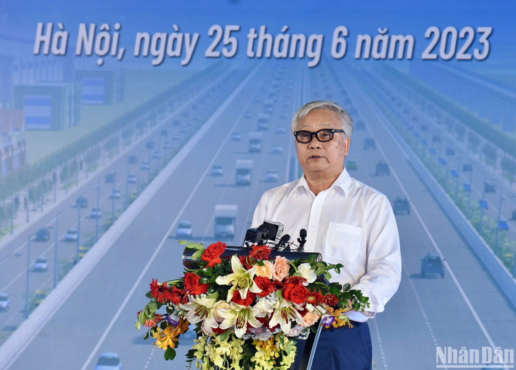 Đại diện nhà thầu xây lắp Vinaconex phát biểu.