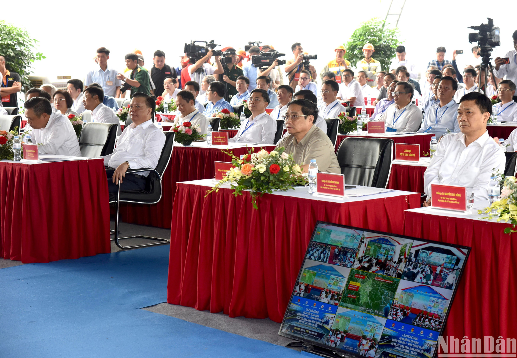 Thủ tướng Phạm Minh Chính và các đại biểu tham dự lễ khởi công.