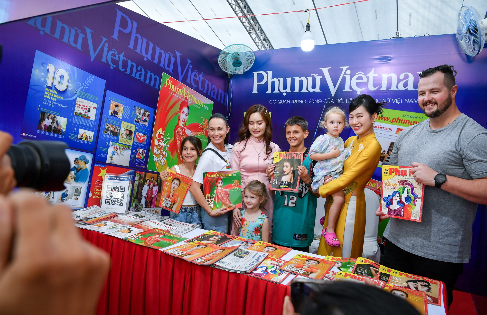 Bên cạnh 8 gian trưng bày đặc biệt, gian trưng bày của các cơ quan báo chí và các cấp Hội nhà báo trong cả nước cũng thu hút nhiều công chúng báo chí đến tham quan.