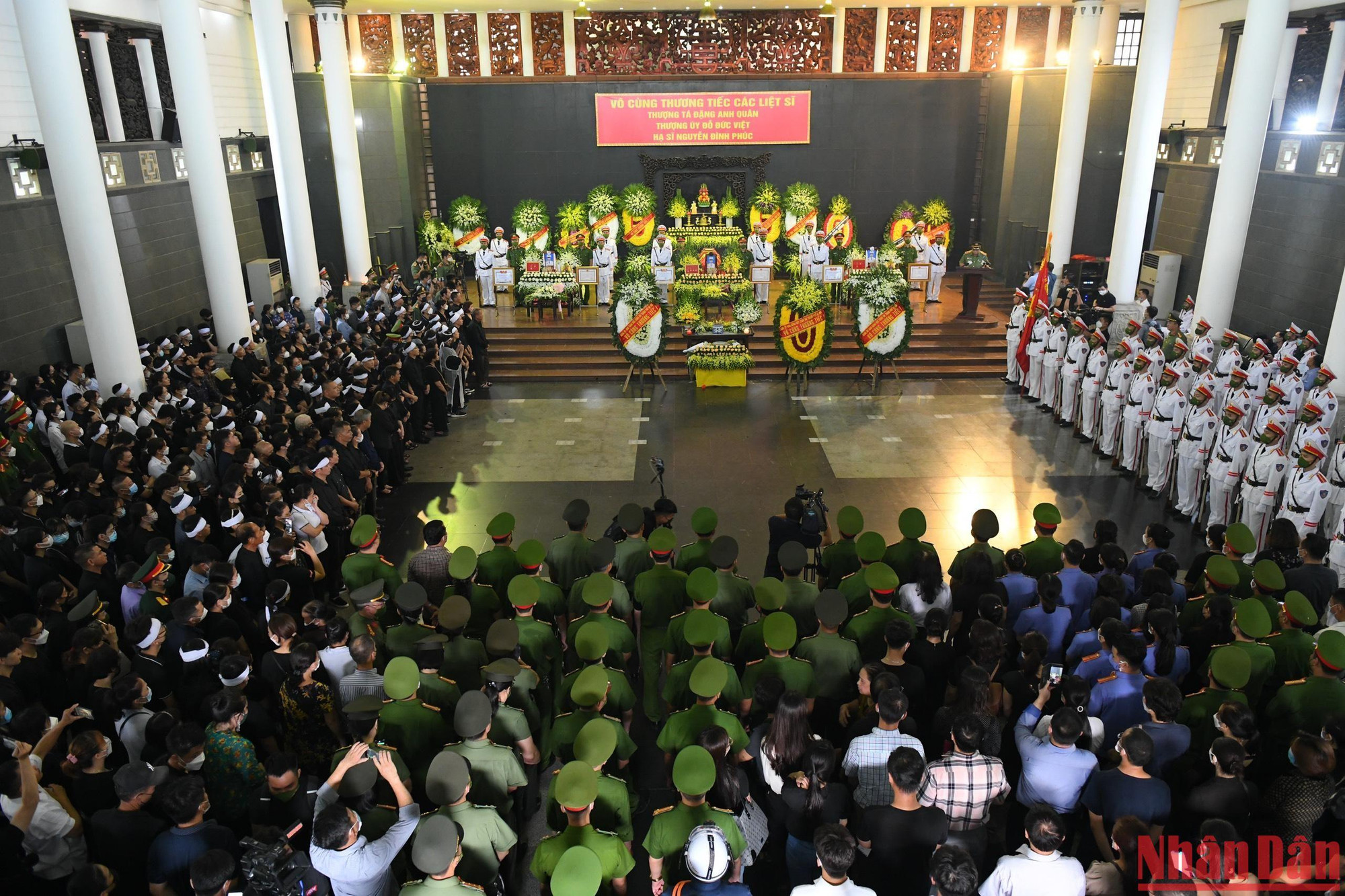 16 giờ 38 phút, Lễ truy điệu các liệt sĩ Đặng Anh Quân, Đỗ Đức Việt và Nguyễn Đình Phúc chính thức bắt đầu. Rất đông người dân Thủ đô đã đến dự Lễ truy điệu.