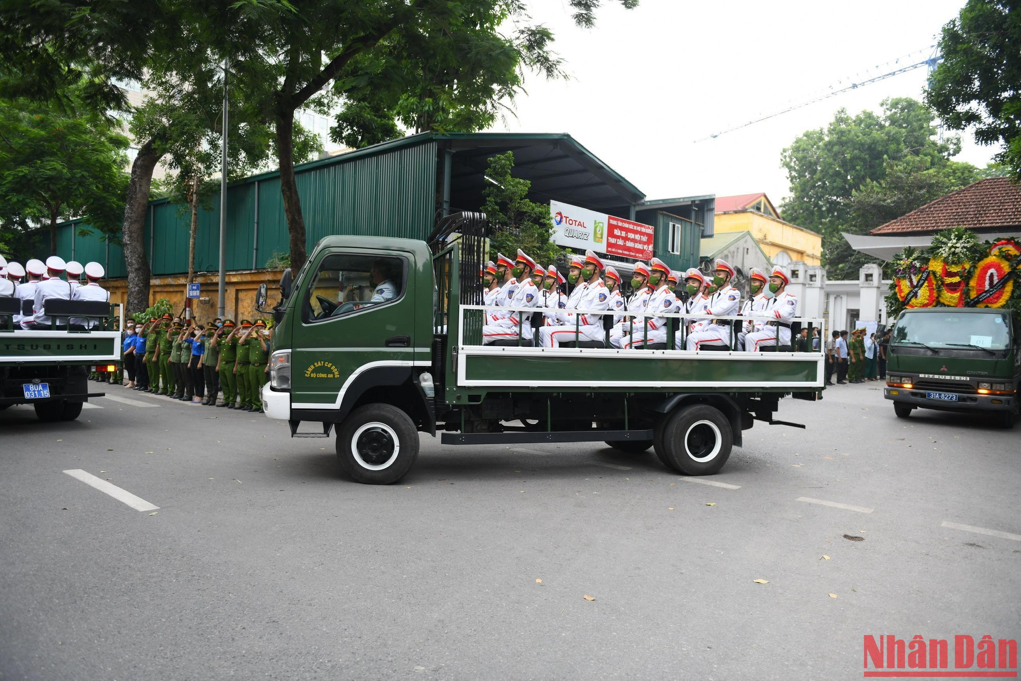 17 giờ, đoàn xe tang chính thức rời khỏi Nhà tang lễ quốc gia, đưa các anh về nơi an nghỉ cuối cùng.