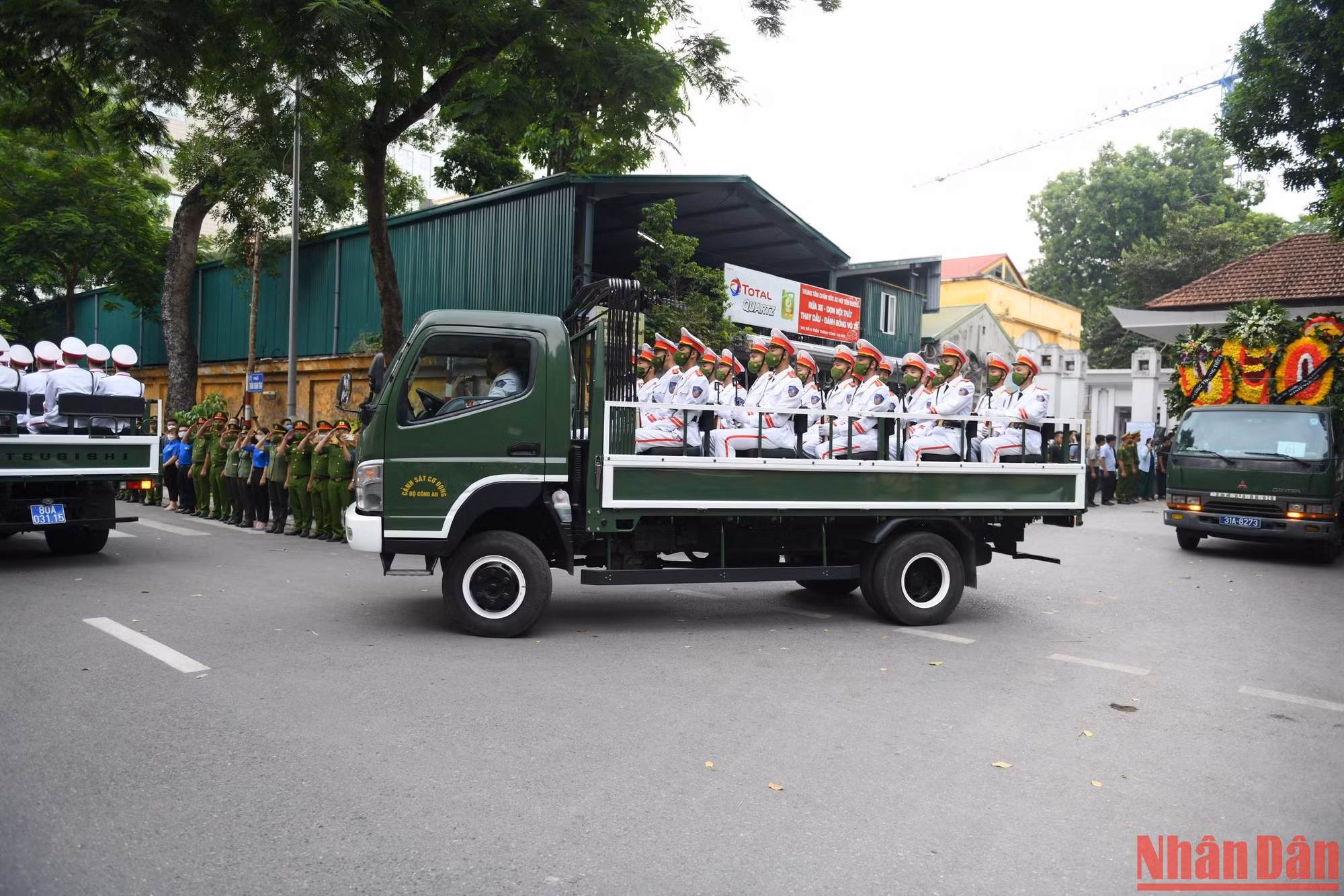 17 giờ, đoàn xe tang chính thức rời khỏi Nhà tang lễ quốc gia, đưa các anh về nơi an nghỉ cuối cùng.