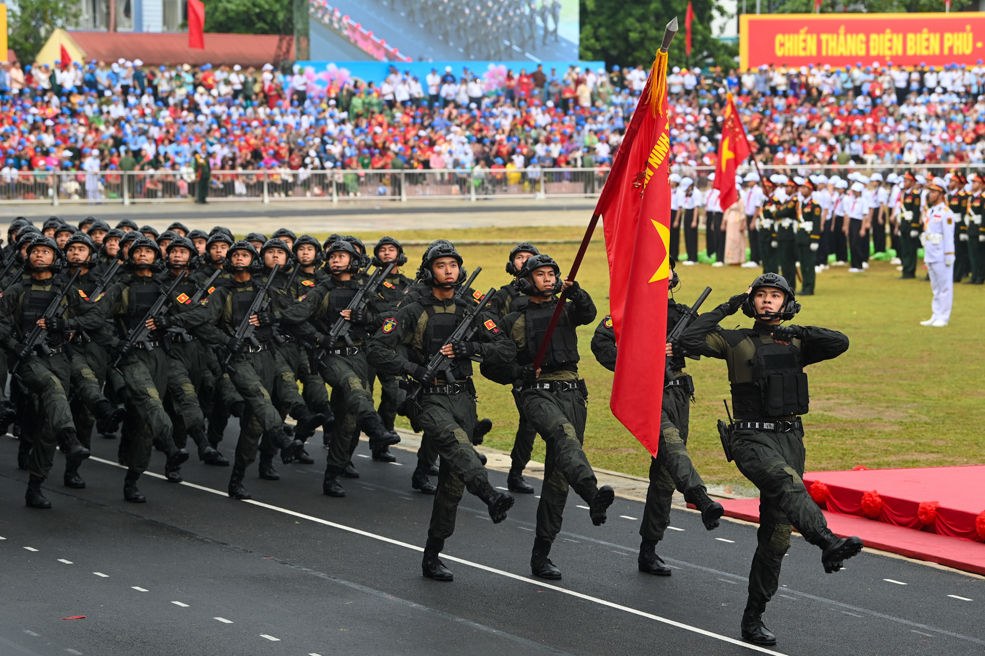 Khối nam chiến sĩ Cảnh sát đặc nhiệm.