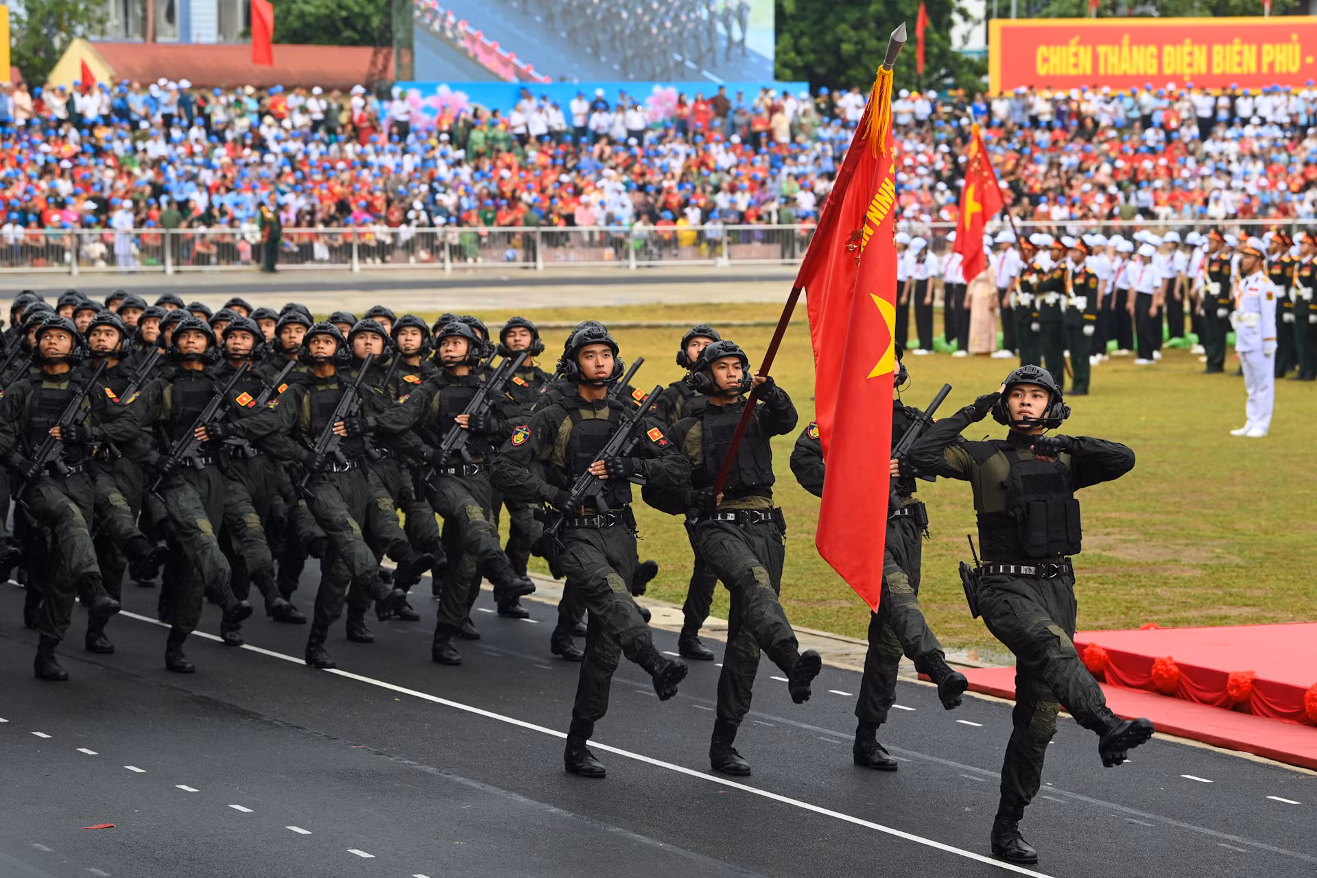 Khối nam chiến sĩ Cảnh sát đặc nhiệm.