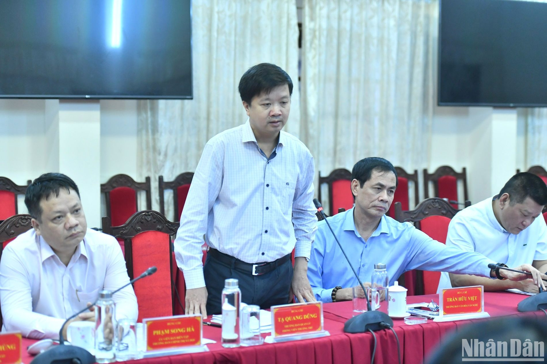 Đồng chí Tạ Quang Dũng, Trưởng Ban Quản lý phóng viên thường trú, Báo Nhân Dân phát biểu ý kiến.