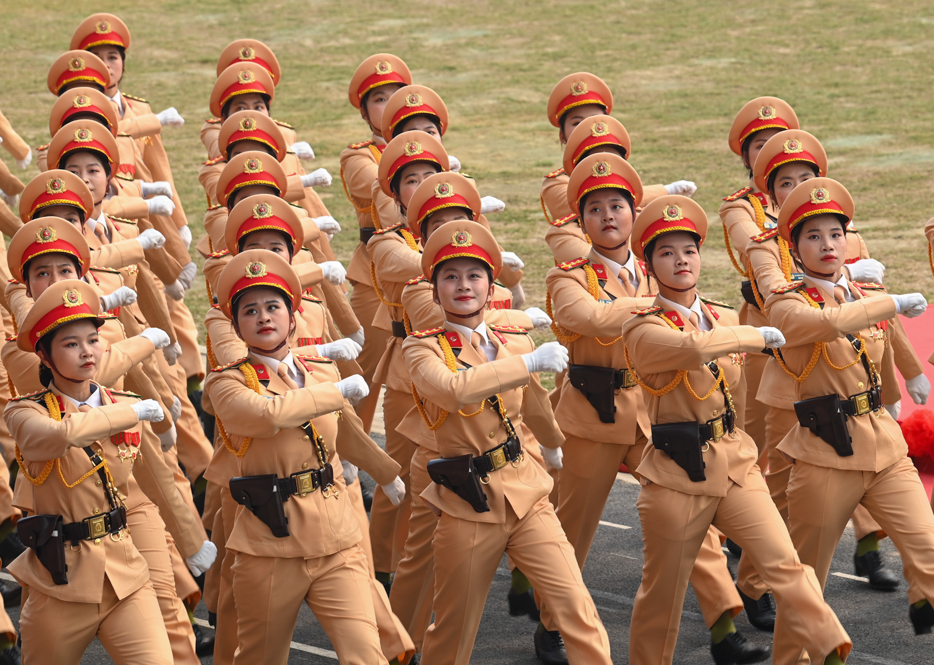 Các nữ sĩ quan Công an nhân dân với nụ cười rạng rỡ.