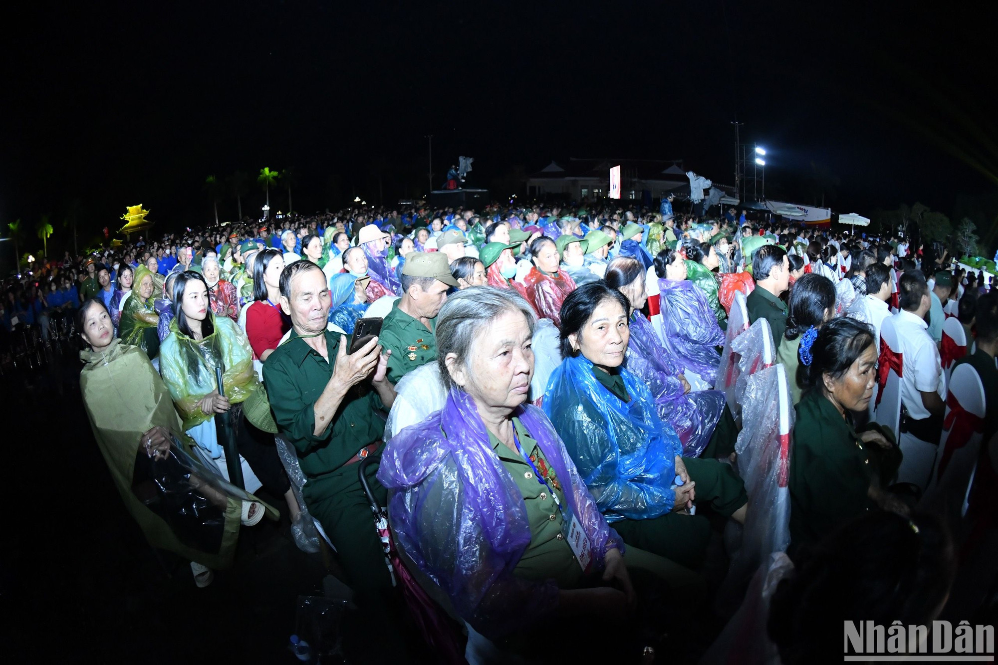Thân nhân các liệt sĩ thanh niên xung phong Truông Bồn, các nhân chứng lịch sử, cựu thanh niên xung phong... đã không quản ngại thời tiết mưa gió về tham dự chương trình để tri ân các anh hùng liệt sĩ đã anh dũng hy sinh vì độc lập, tự do của Tổ quốc.