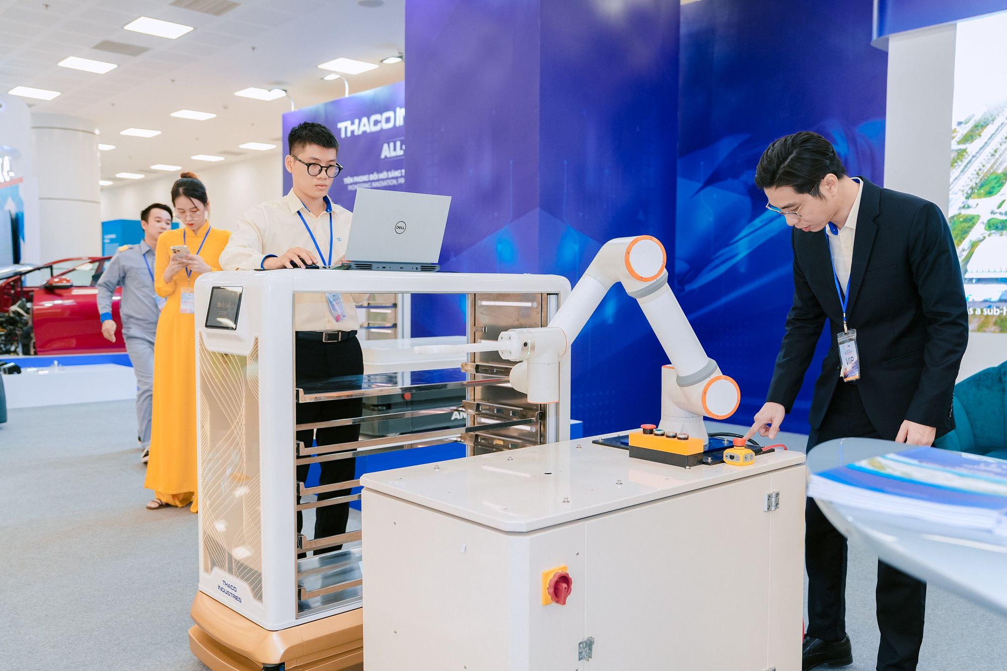 Ngoài sự góp mặt của các gã khổng lồ công nghệ quốc tế, còn có sự đồng hành của các tập đoàn, doanh nghiệp tiêu biểu về đổi mới sáng tạo trong nước như FPT, Thaco, VNPT, Viettel, MoMo...