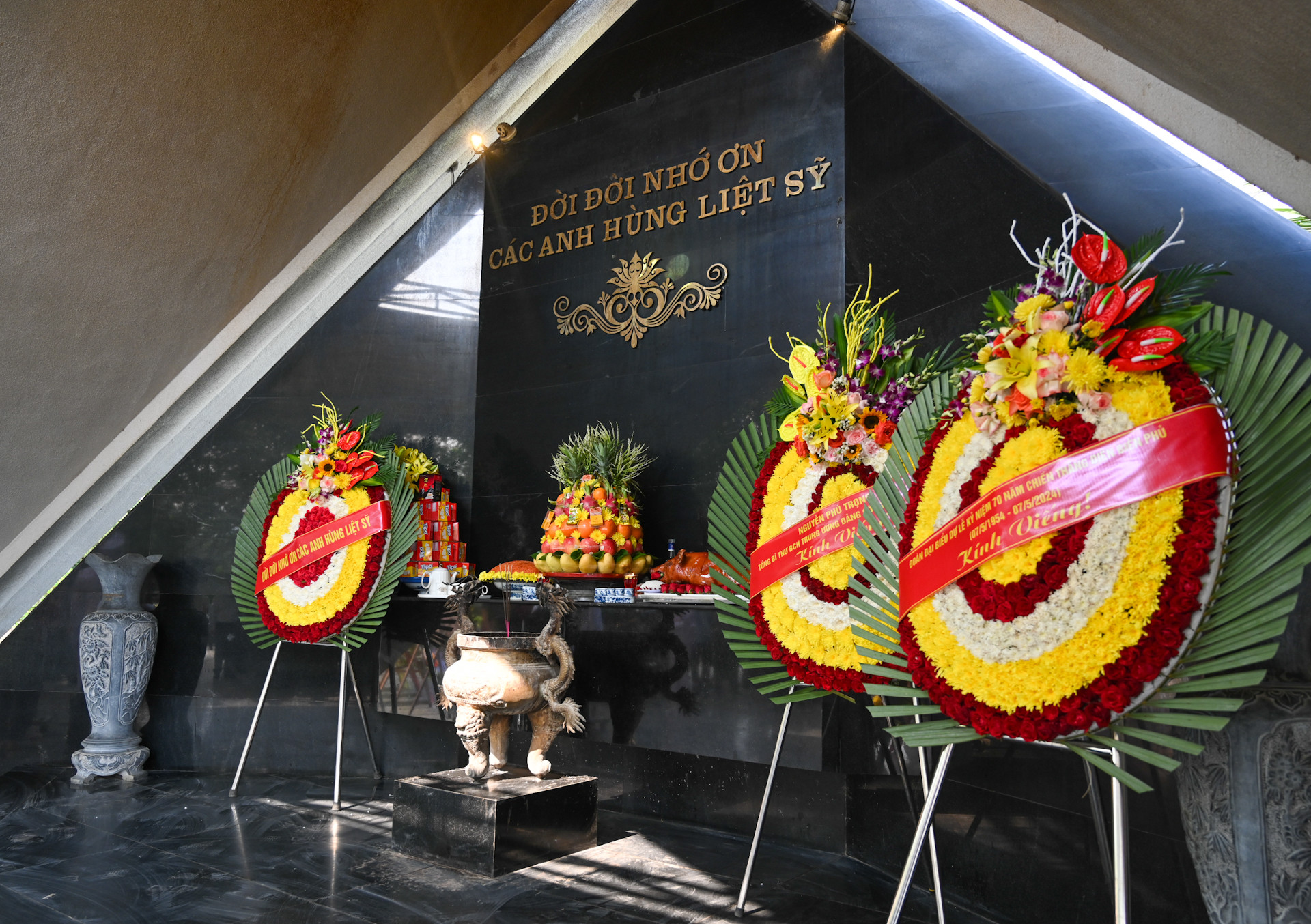 Tổng Bí thư Nguyễn Phú Trọng gửi vòng hoa viếng các Anh hùng liệt sĩ tại Nghĩa trang liệt sĩ quốc gia A1.