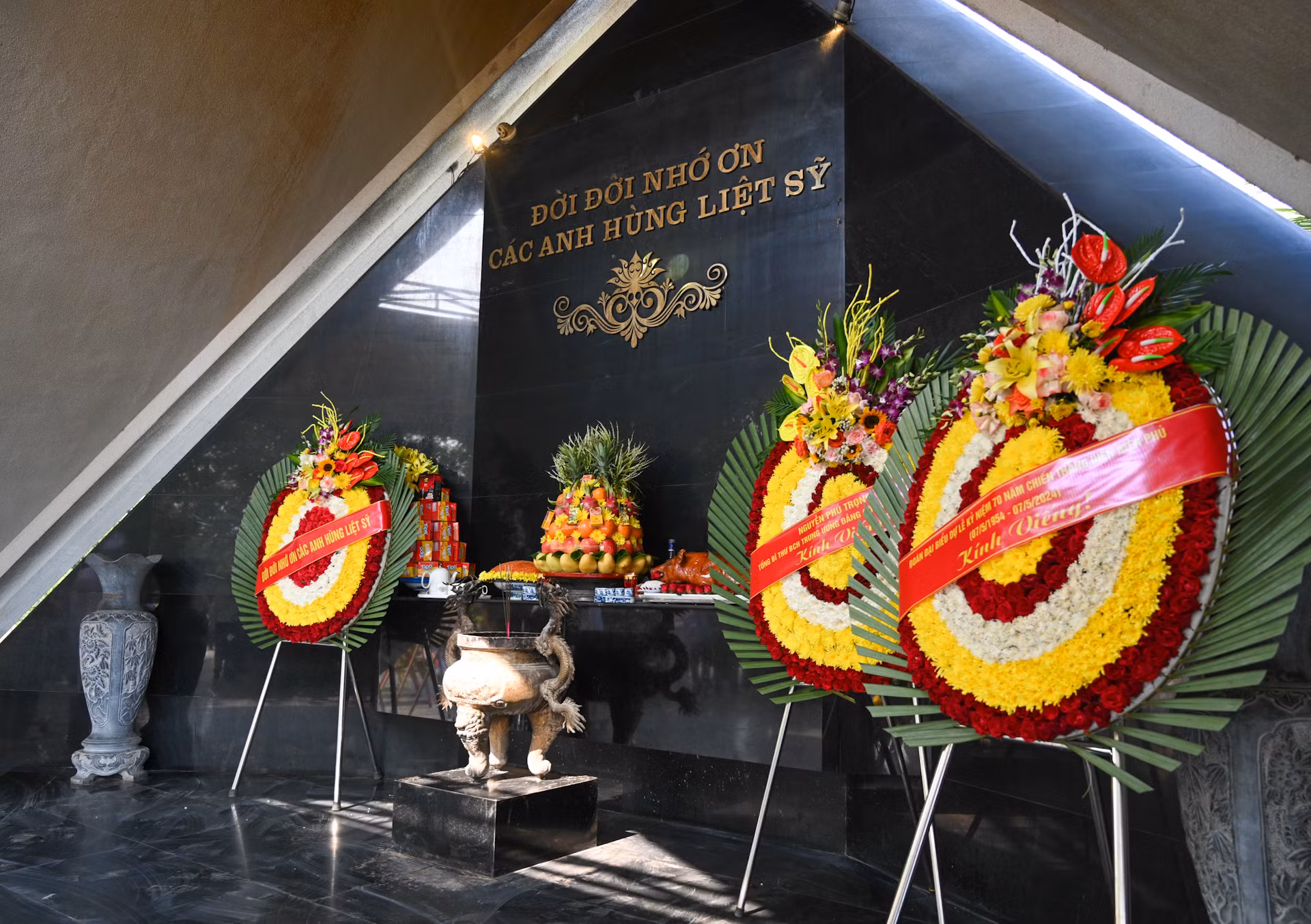 Tổng Bí thư Nguyễn Phú Trọng gửi vòng hoa viếng các Anh hùng liệt sĩ tại Nghĩa trang liệt sĩ quốc gia A1.