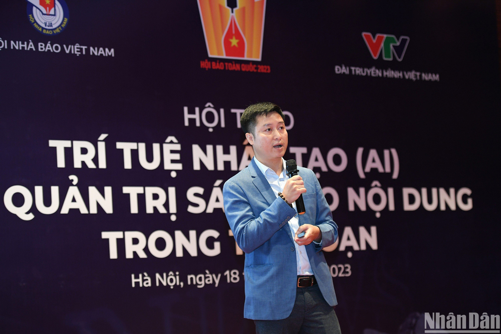 Nhà báo Nguyễn Hoàng Nhật, Phó Tổng Biên tập Báo điện tử VietnamPlus, Thông tấn xã Việt Nam trình bày chủ đề “Ứng dụng chatbot ở Báo điện tử VietnamPlus từ góc nhìn quản trị tòa soạn”.