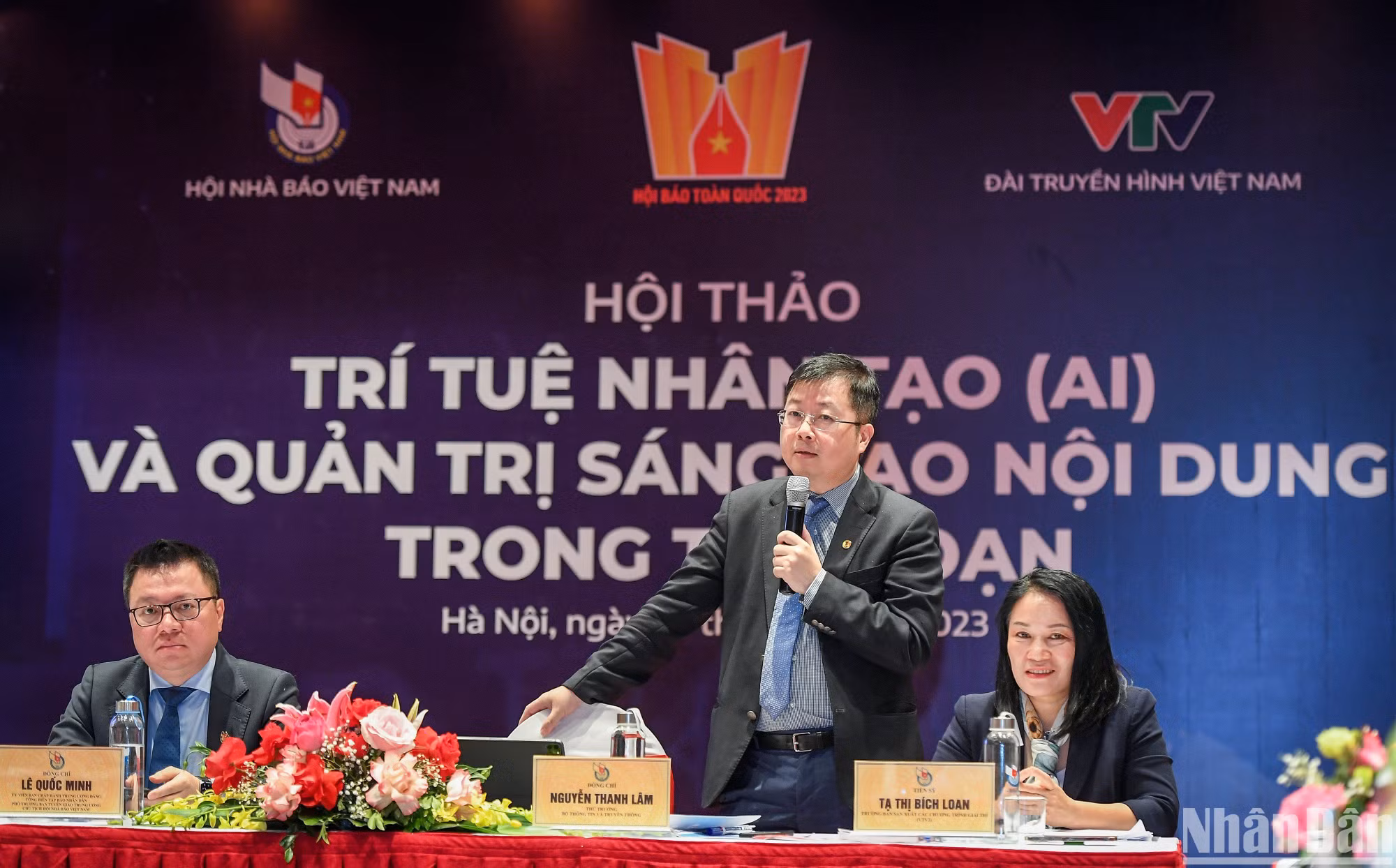 Thứ trưởng Thông tin và Truyền thông Nguyễn Thanh Lâm thuyết trình về chủ đề “Hiện tượng ChatGPT: Cú huých chuyển đổi mô hình kinh tế báo chí số trên cơ sở giá trị cốt lõi của mình”.