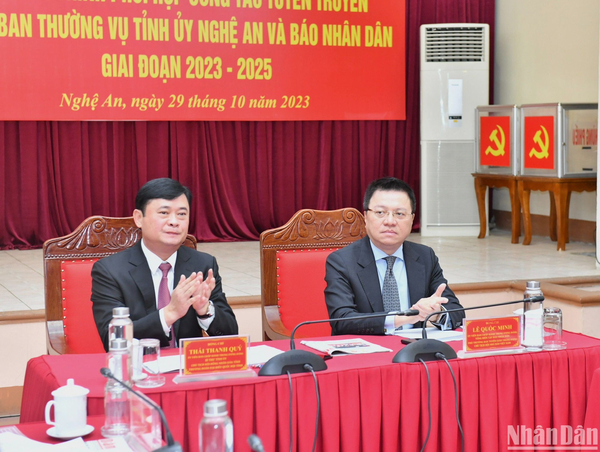 Đồng chí Lê Quốc Minh, Ủy viên Trung ương Đảng, Tổng Biên tập Báo Nhân Dân, Phó Trưởng Ban Tuyên giáo Trung ương, Chủ tịch Hội Nhà báo Việt Nam và đồng chí Thái Thanh Quý, Ủy viên Trung ương Đảng, Bí thư Tỉnh ủy, Chủ tịch Hội đồng nhân dân tỉnh, Trưởng Đoàn đại biểu Quốc hội tỉnh Nghệ An chủ trì Lễ ký kết.