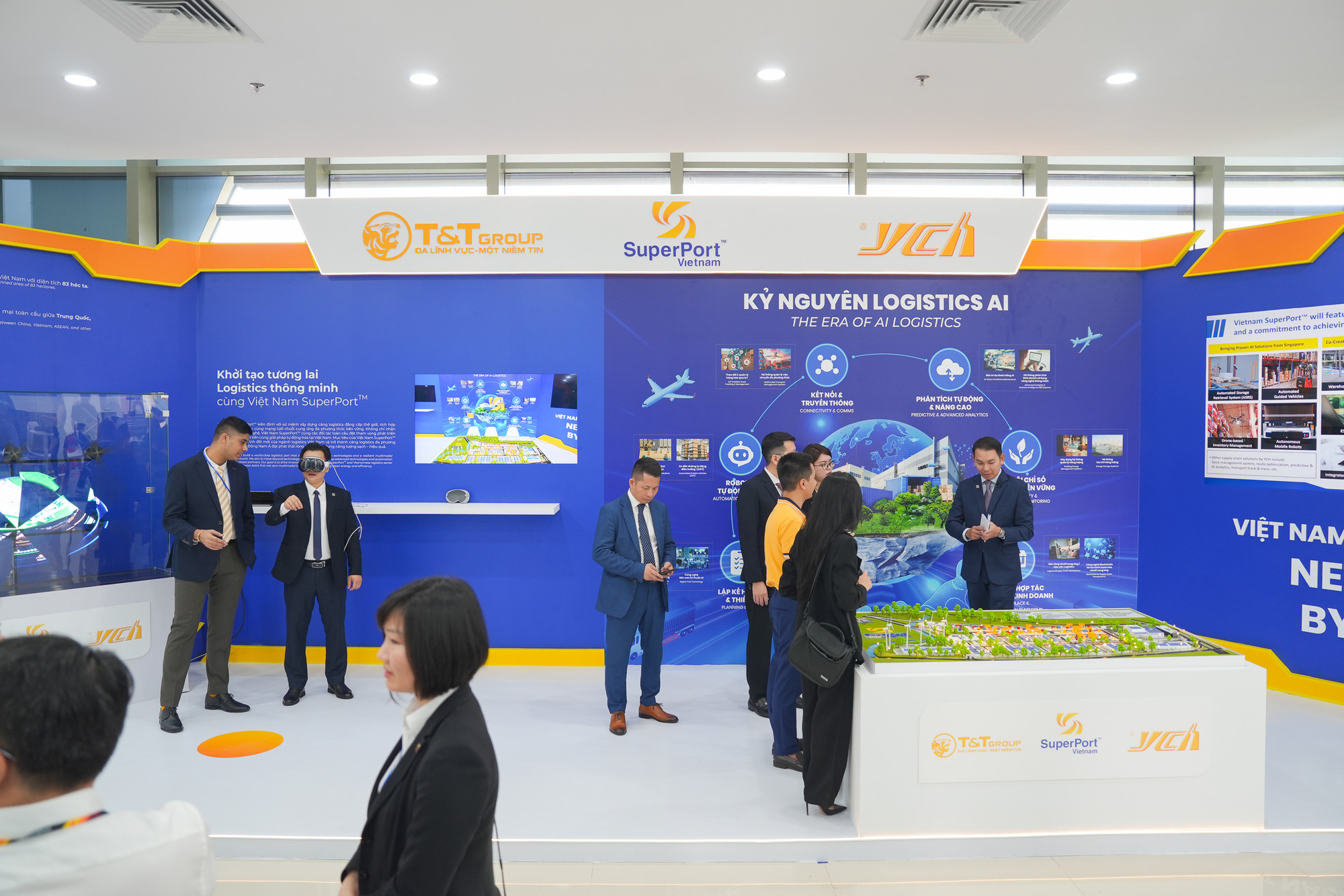 Điểm nhấn gian trưng bày của T&T Group là logistics thông minh với sự hỗ trợ của công nghệ trí tuệ nhân tạo.