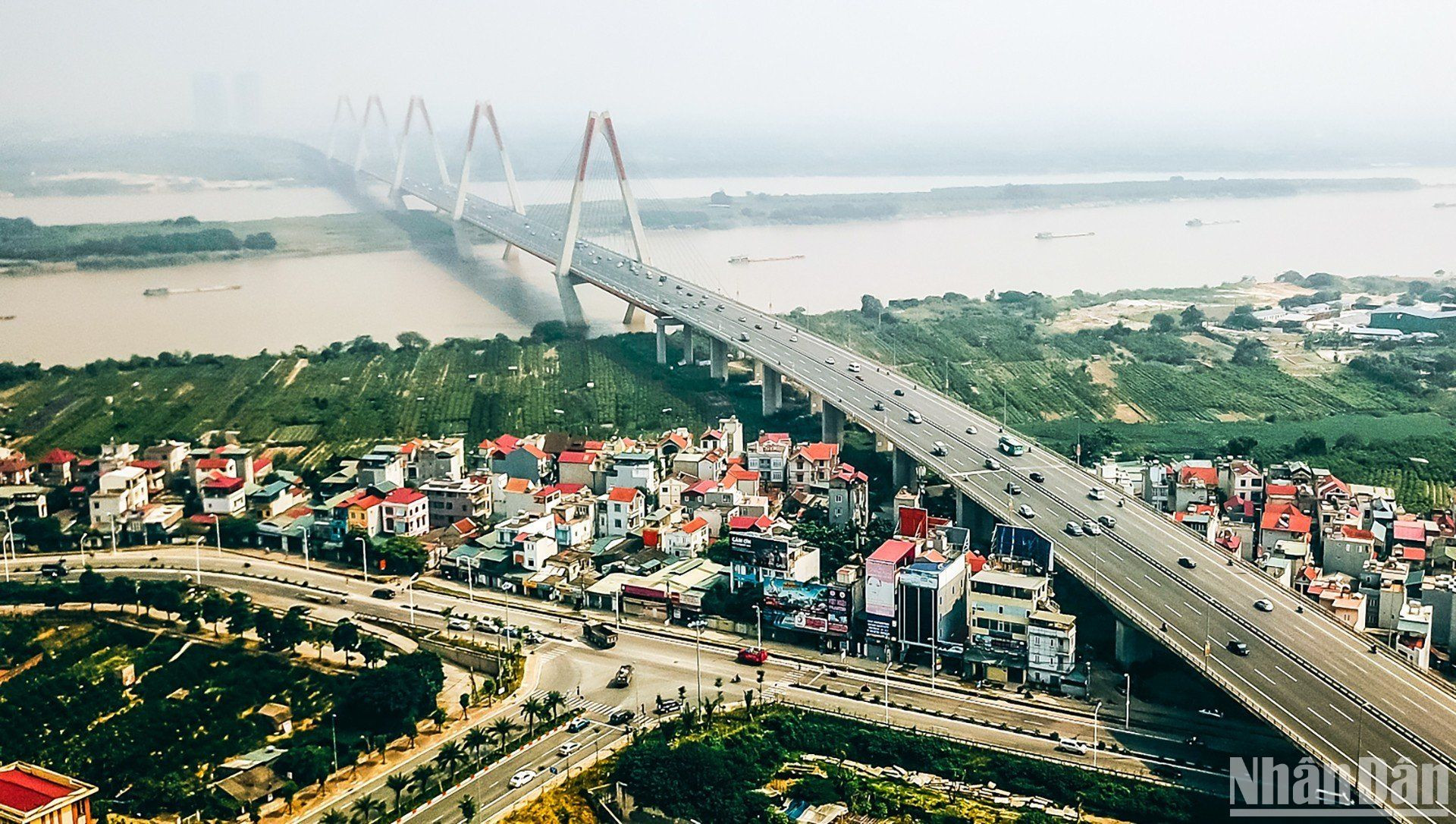 Chặng đường 15 năm qua không dài, nhưng là một giai đoạn đặc biệt quan trọng trong tạo dựng thế và lực mới cho Thăng Long - Hà Nội. (Ảnh: SƠN BÁCH)