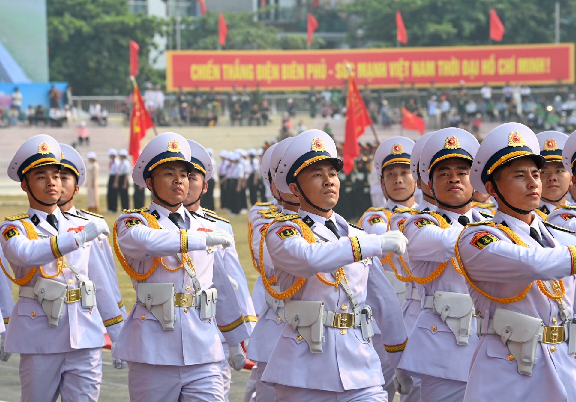 Khối sĩ quan Hải quân tiến qua lễ đài.