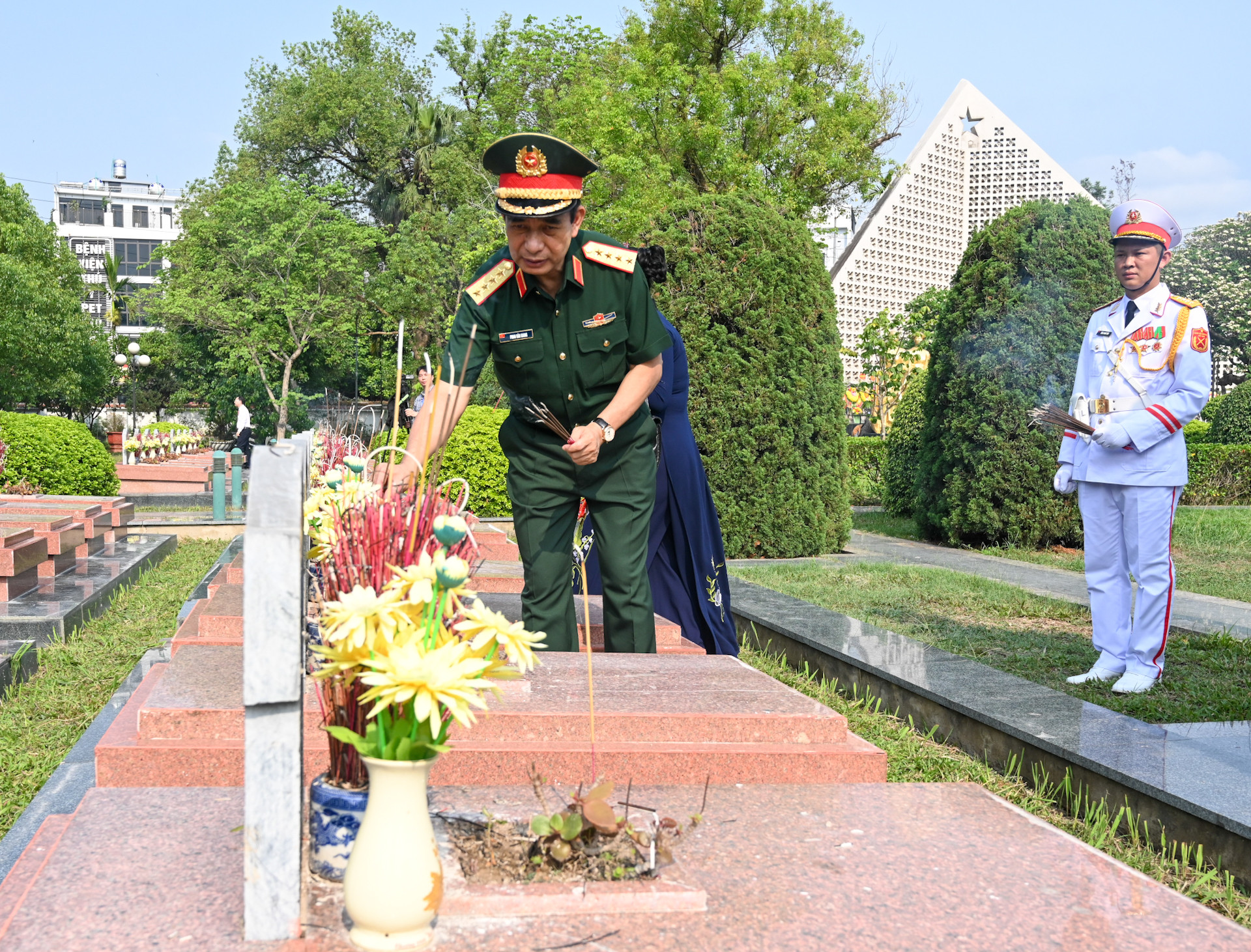 Đại tướng Phan Văn Giang, Bộ trưởng Quốc phòng thắp hương tri ân tại phần mộ các Anh hùng liệt sĩ.