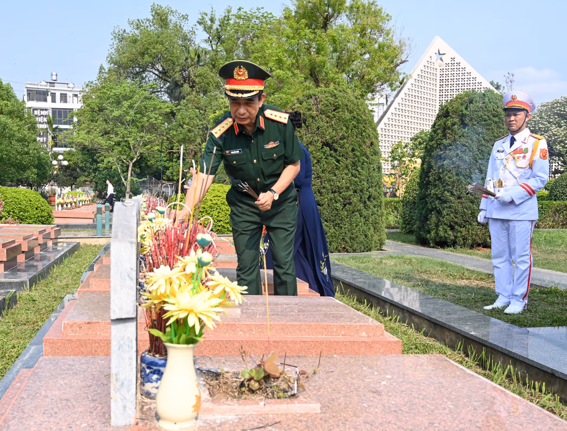 Đại tướng Phan Văn Giang, Bộ trưởng Quốc phòng thắp hương tri ân tại phần mộ các Anh hùng liệt sĩ.