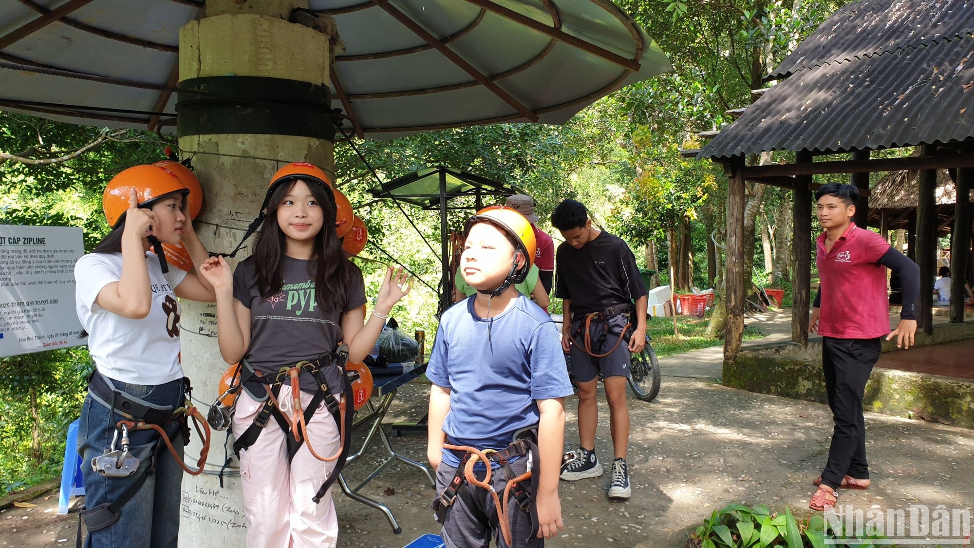 Đường cáp trượt zipline đưa du khách băng qua rừng xanh và suối nhỏ.