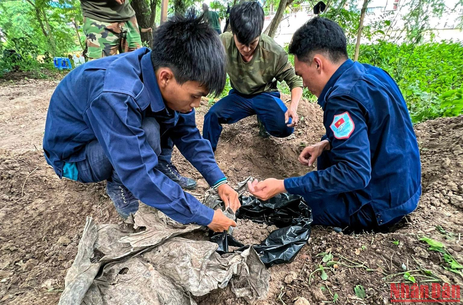 Trong quá trình thực hiện nhiệm vụ, những người lính K93 thường xuyên đối mặt với nguy hiểm rình rập như bom mìn và sốt rét. (Nguồn: Đội K93)