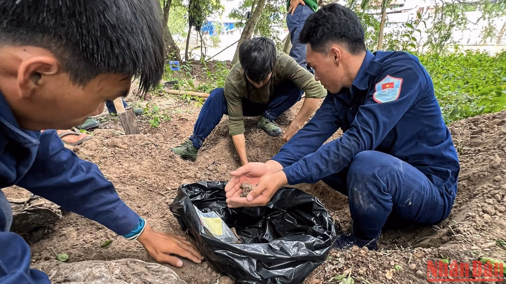 Với những người làm nhiệm vụ đặc biệt trên đất bạn Campuchia, tìm thấy đồng đội là khoảnh khắc đáng quý nhất. (Nguồn: Đội K93)