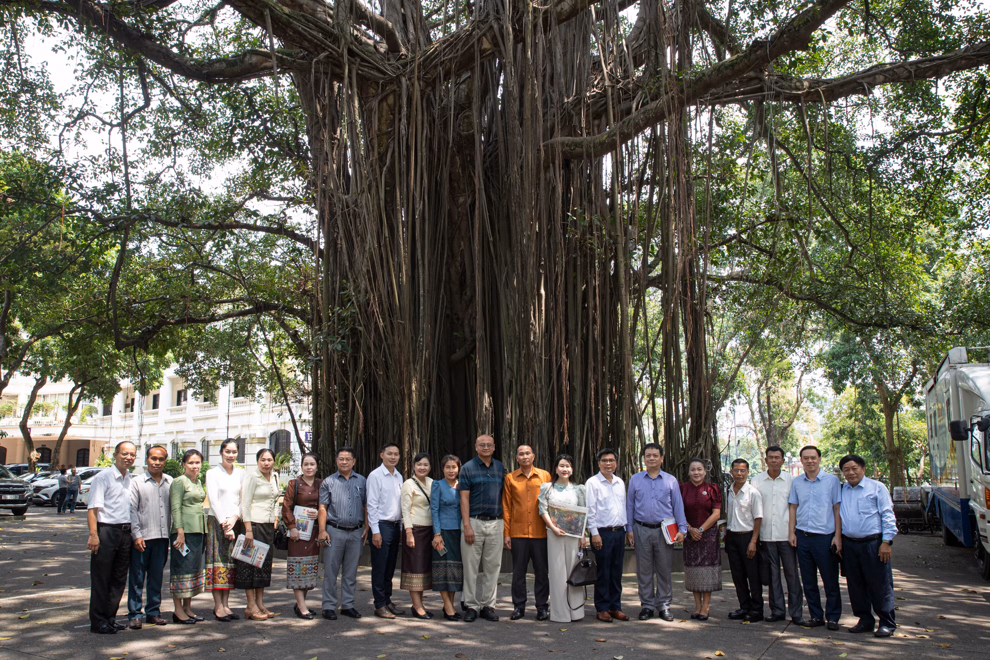 Các đại biểu chụp ảnh lưu niệm dưới gốc đa cổ thụ trong khuôn viên Báo Nhân Dân. Các đại biểu chụp ảnh lưu niệm dưới gốc đa cổ thụ trong khuôn viên Báo Nhân Dân.
