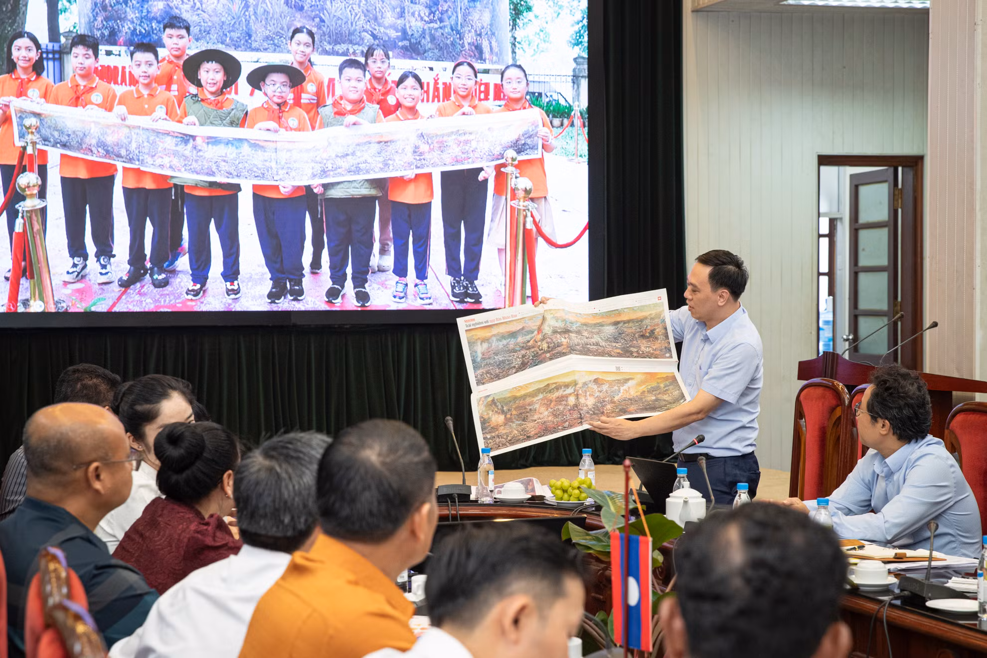 Phần thuyết trình tập trung vào những đổi mới hiện nay trên Báo Nhân Dân điện tử, cả về hình thức lẫn nội dung, vấn đề xây dựng tòa soạn số, phát triển những nội dung báo chí kết hợp công nghệ… Phần thuyết trình tập trung vào những đổi mới hiện nay trên Báo Nhân Dân điện tử, cả về hình thức lẫn nội dung, vấn đề xây dựng tòa soạn số, phát triển những nội dung báo chí kết hợp công nghệ…