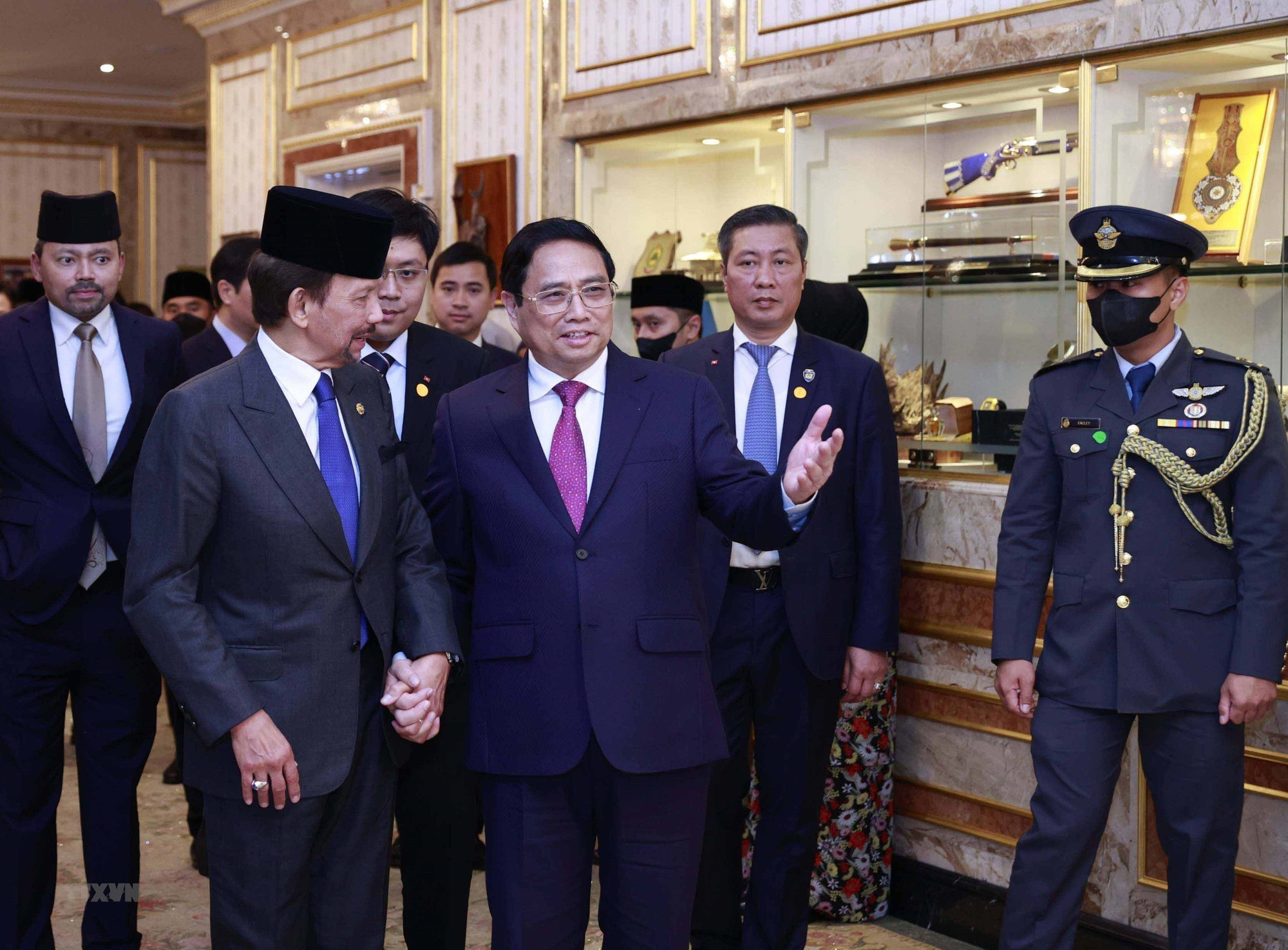 Quốc vương Hassanal Bolkiah đón Thủ tướng Phạm Minh Chính đến hội đàm.