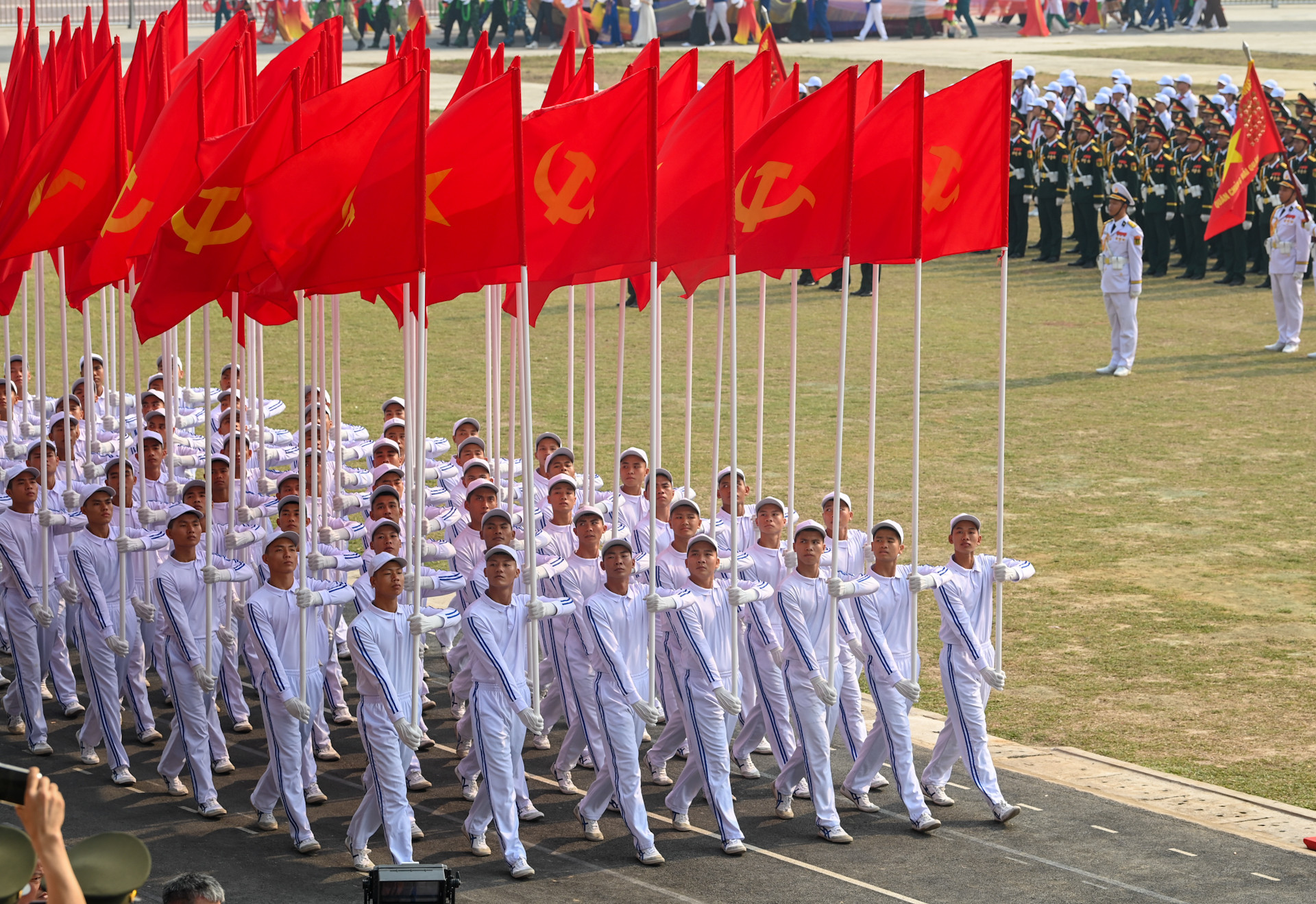 Đội quân kỳ tiến qua lễ đài.