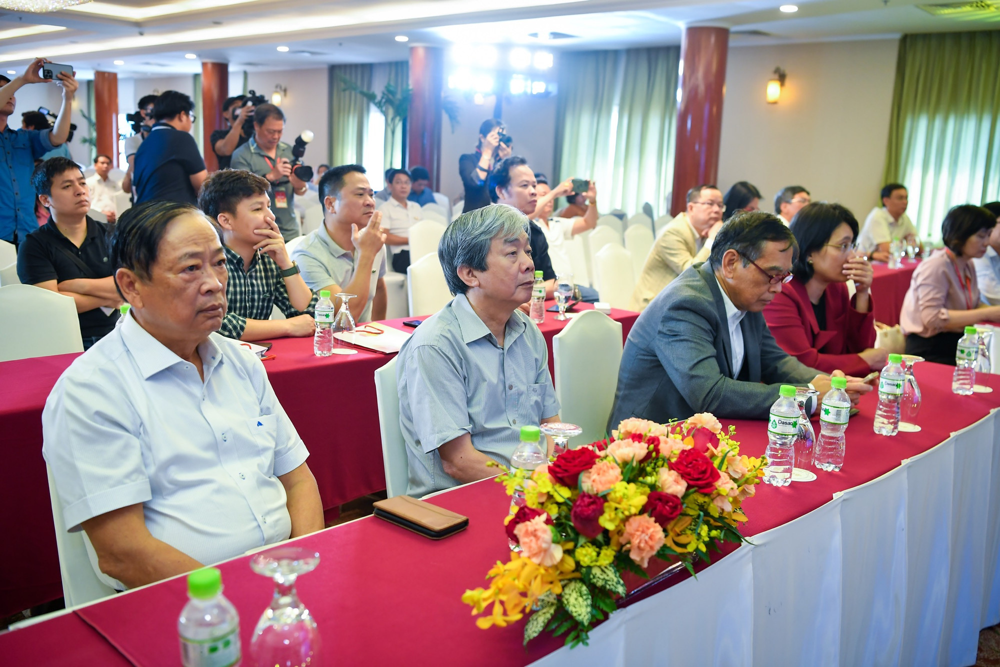 Phiên thảo luận có sự góp mặt của đại diện nhiều cơ quan báo chí khi đề cập đến những vấn đề đang được giới báo chí quan tâm hiện nay, đó là ứng dụng công nghệ trong quản trị tòa soạn, giải pháp đa dạng hóa nguồn thu cho các cơ quan báo chí, ứng dụng trí tuệ nhân tạo trong quản trị và sản xuất nội dung...