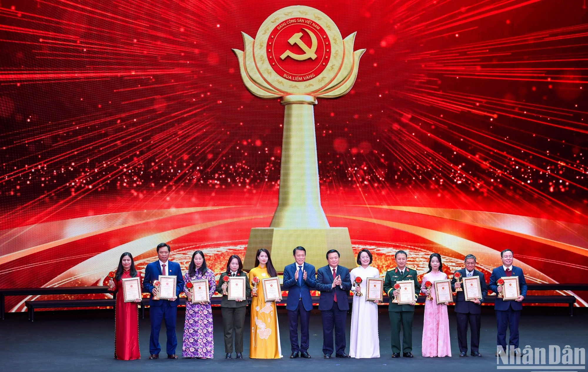 Đồng chí Nguyễn Xuân Thắng, Ủy viên Bộ Chính trị, Giám đốc Học viện Chính trị Quốc gia Hồ Chí Minh, Chủ tịch Hội đồng Lý luận Trung ương và đồng chí Đại tướng Lương Tam Quang, Ủy viên Bộ Chính trị, Bộ trưởng Công an trao giải Chuyên đề cho các tác giả, đại diện nhóm tác giả.