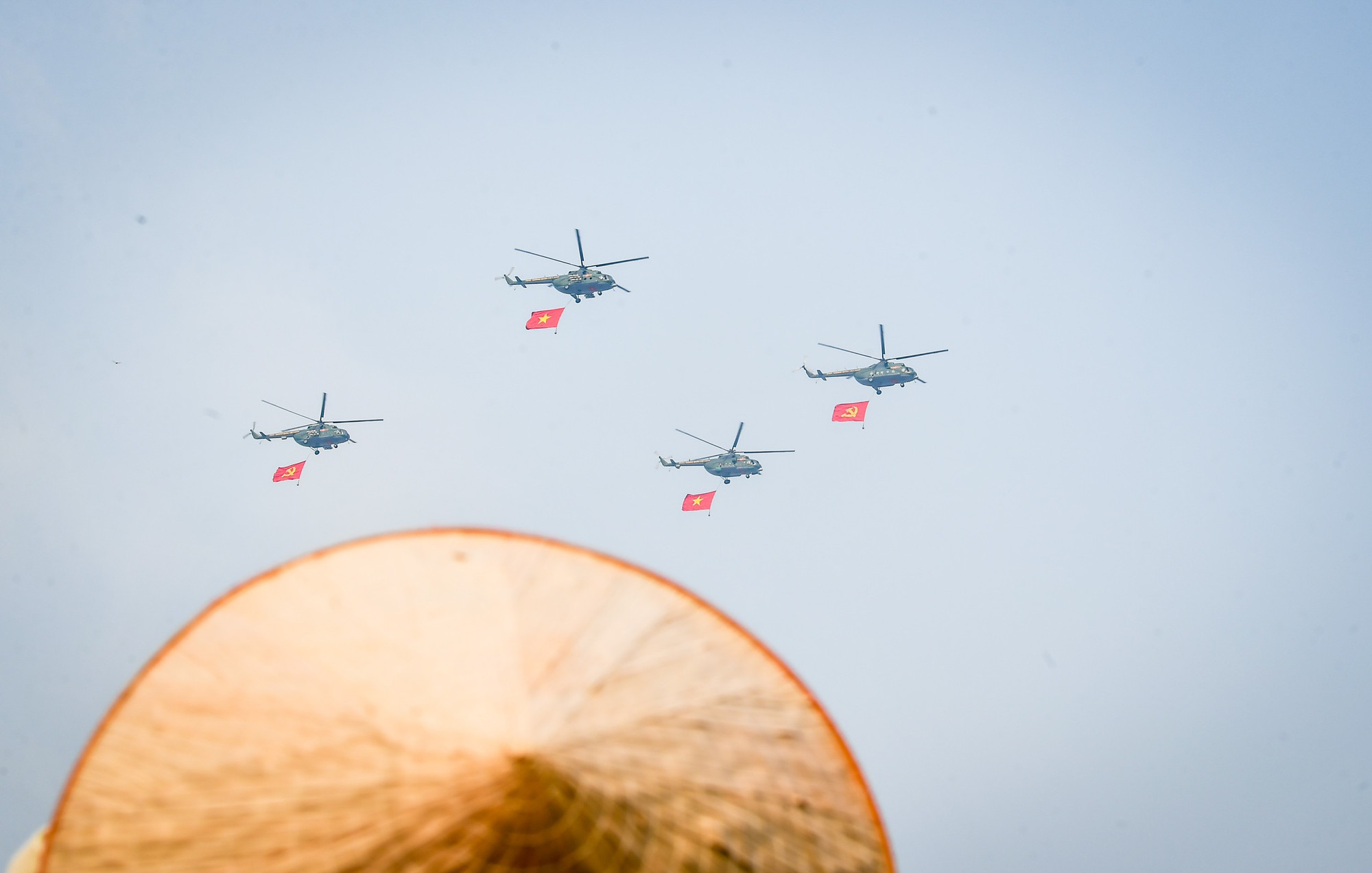 Cờ Đảng và cờ Tổ quốc được trực thăng bay diễu hành nhiều vòng trên bầu trời Điện Biên Phủ.