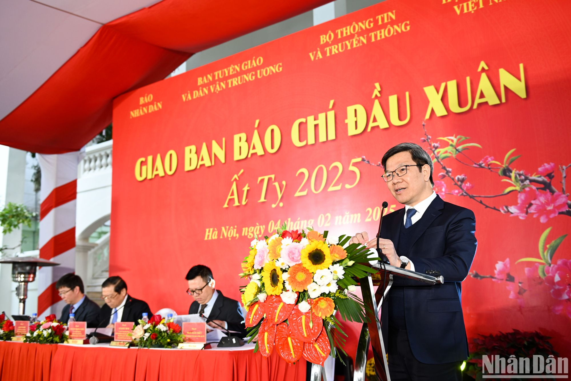 Đồng chí Tống Văn Thanh, Vụ trưởng Vụ Báo chí-Xuất bản, Ban Tuyên giáo và Dân vận Trung ương trình bày Báo cáo công tác báo chí Tết Nguyên đán Ất Tỵ 2025. (Ảnh: THẾ ĐẠI)