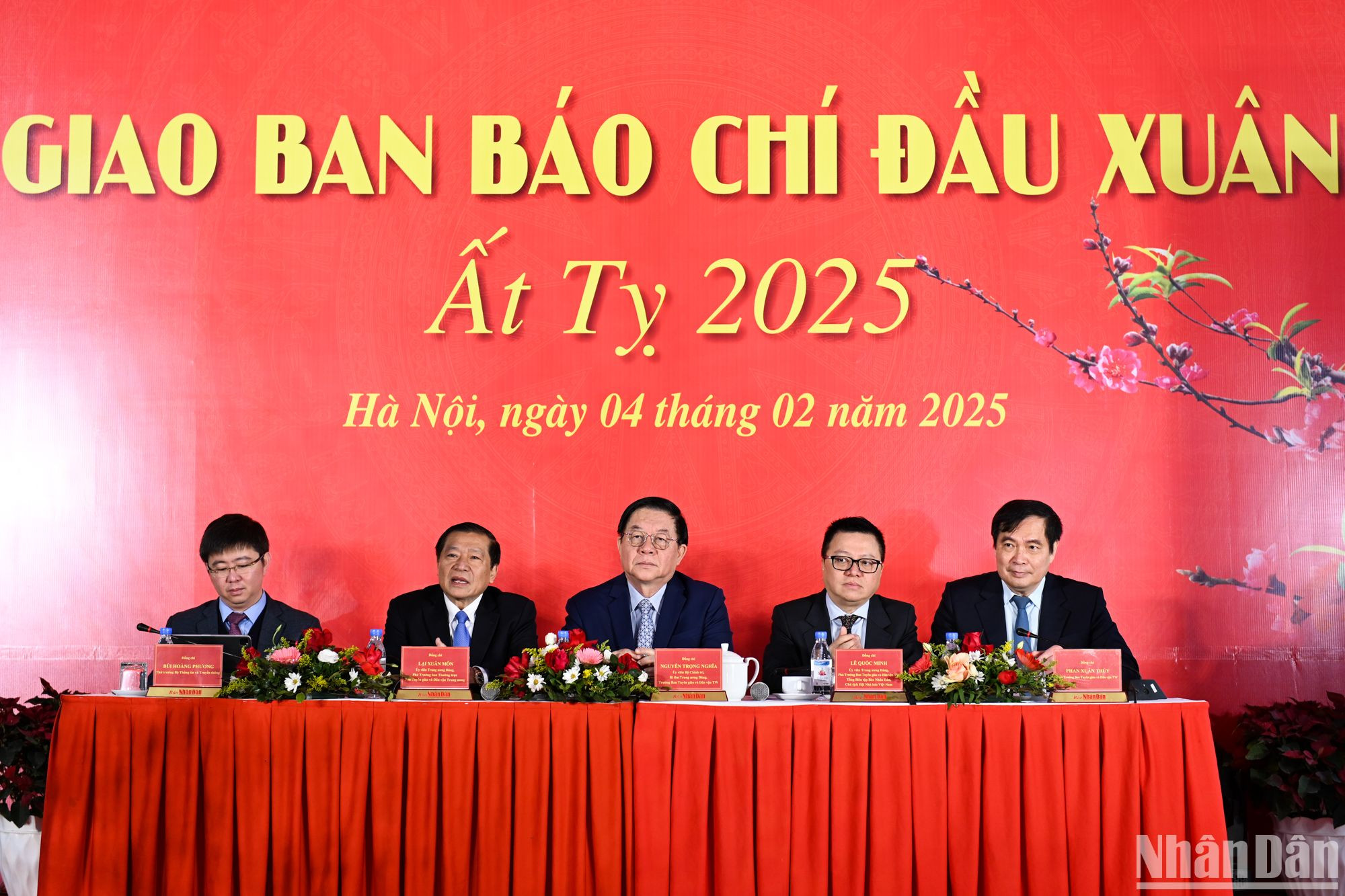 Các đồng chí lãnh đạo chủ trì Hội nghị giao ban báo chí đầu Xuân Ất Tỵ 2025. (Ảnh: THẾ ĐẠI)