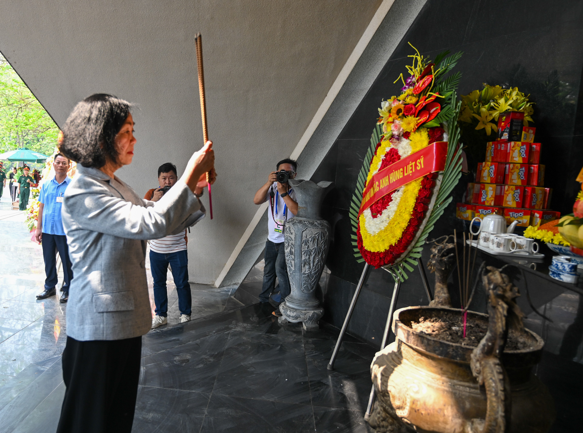 Ủy viên Bộ Chính trị, Thường trực Ban Bí thư, Trưởng Ban Tổ chức Trung ương Trương Thị Mai đặt vòng hoa và dâng hương tưởng nhớ công ơn của các Anh hùng liệt sĩ.