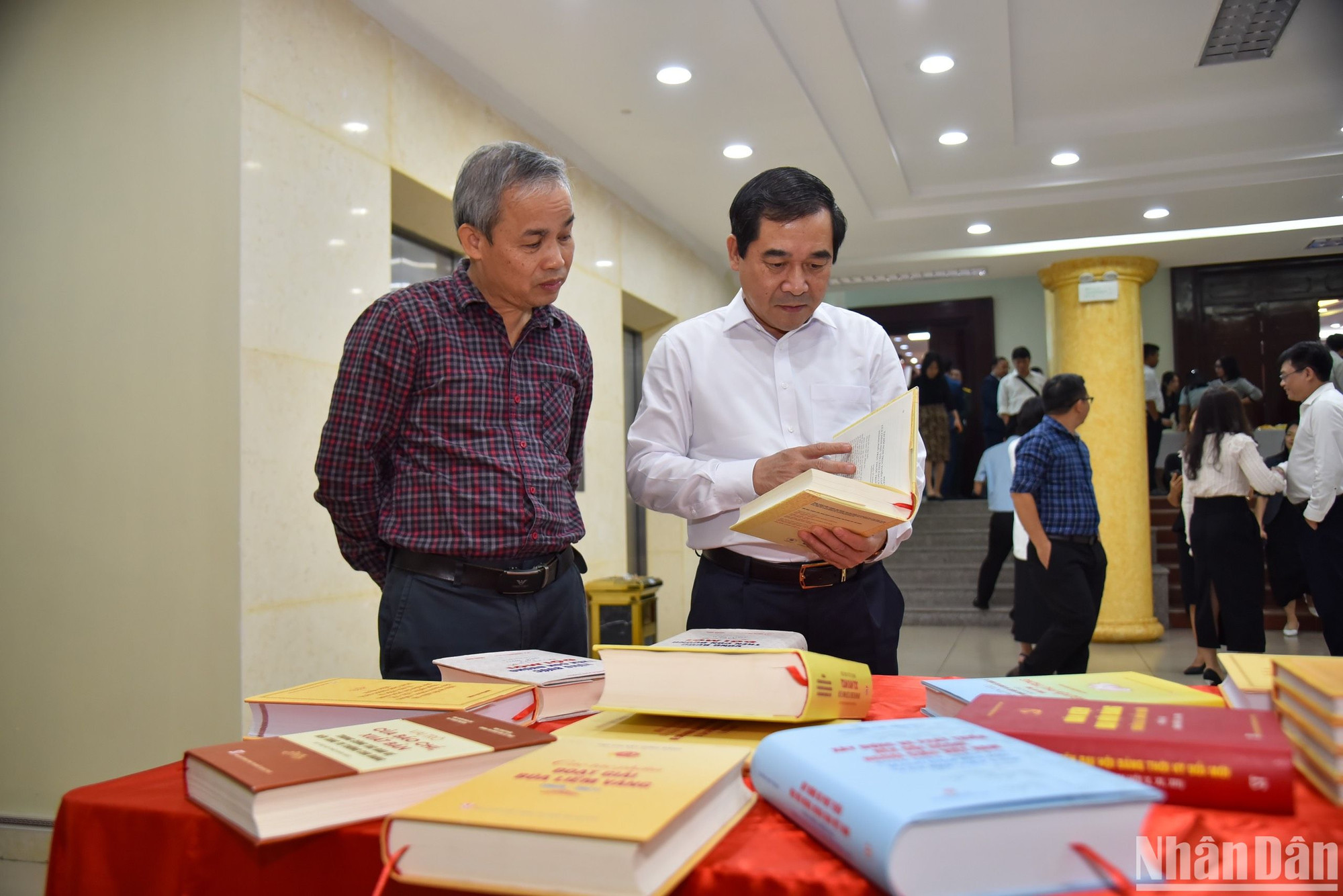 Các đại biểu tham quan triển lãm sách bên lề hội thảo. (Ảnh: NHẬT QUANG)