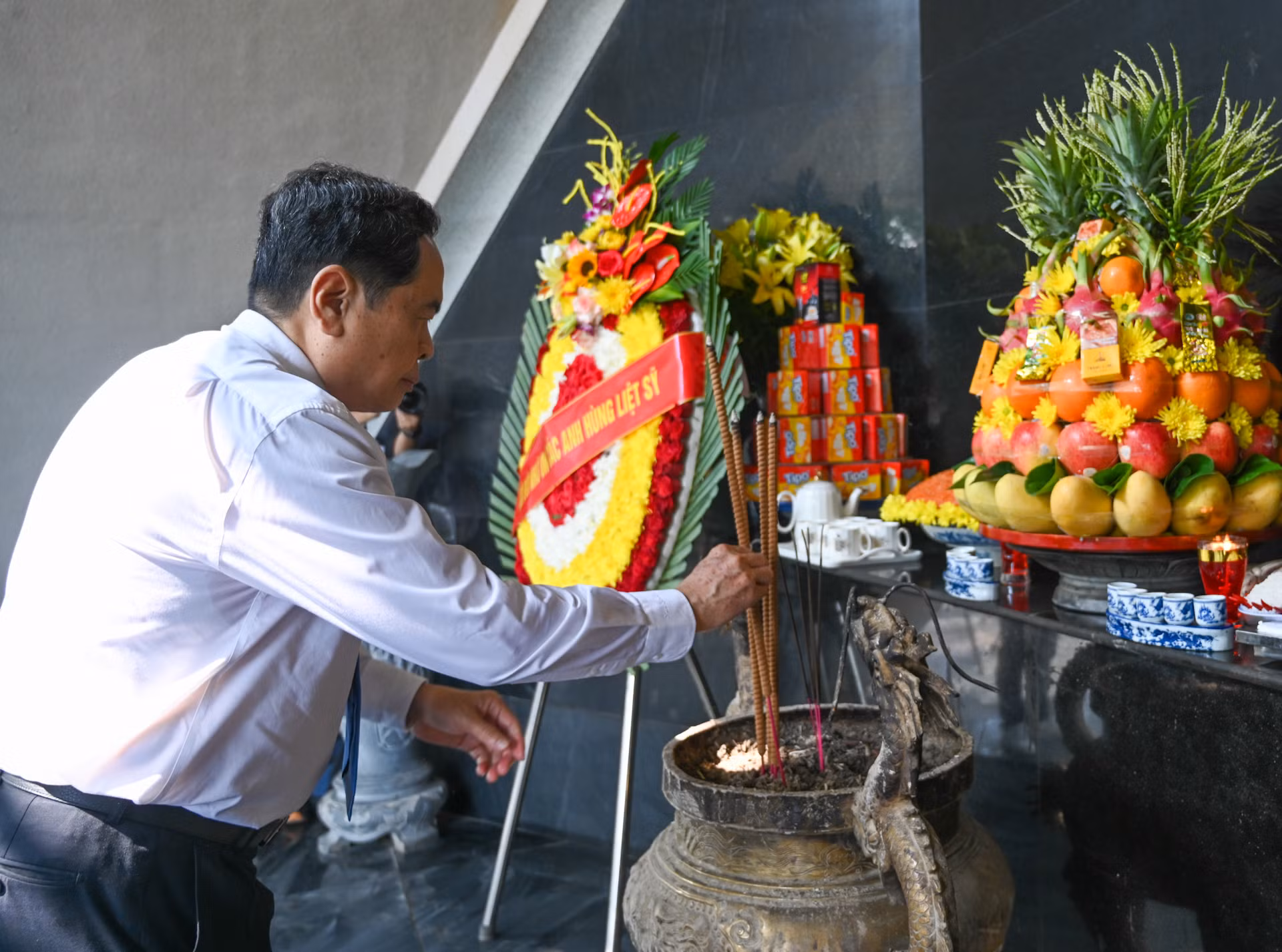 Ủy viên Bộ Chính trị, Phó Chủ tịch Thường trực Quốc hội Trần Thanh Mẫn dâng hương tưởng nhớ các Anh hùng liệt sĩ.