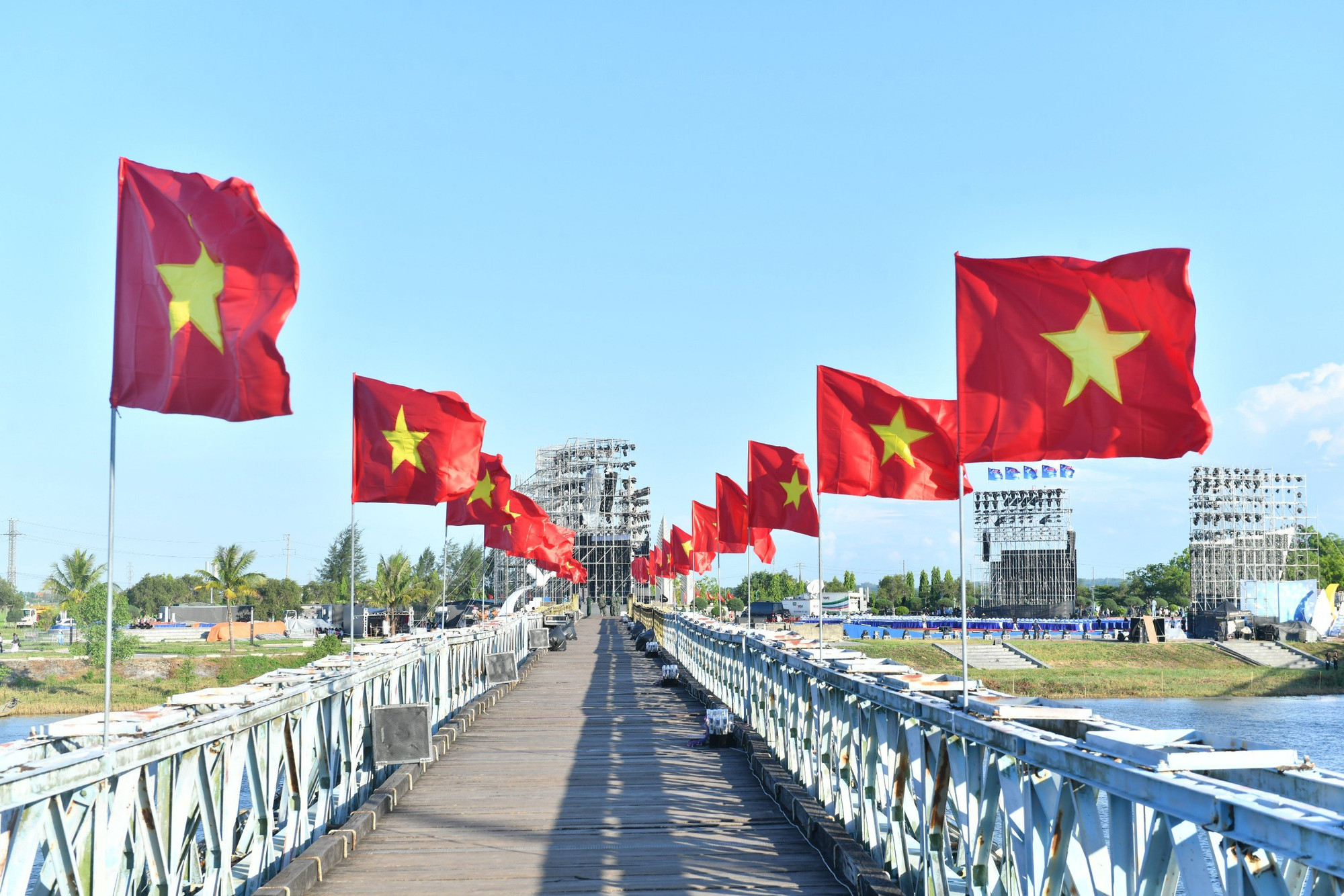 Những lá cờ Tổ quốc tung bay trên cây cầu Hiền Lương lịch sử. (Ảnh: ĐĂNG KHOA)