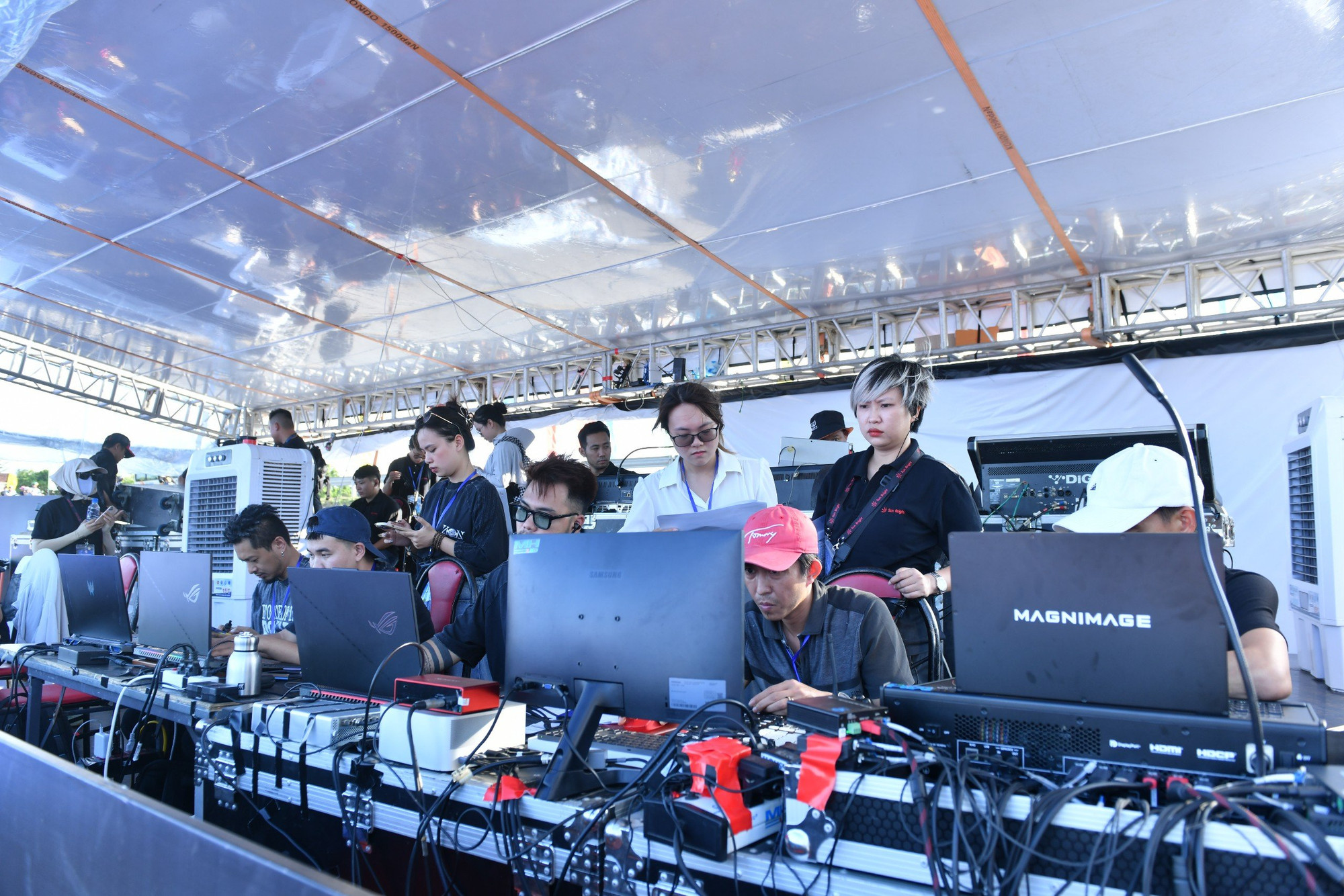 Đội ngũ kỹ thuật viên tập trung công tác chuẩn bị, bảo đảm kết nối đường truyền cũng như các tiết mục của chương trình diễn ra suôn sẻ, thuận lợi trong suốt đêm khai mạc. (Ảnh: ĐĂNG KHOA)